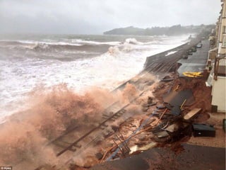 Grande-Bretagne...à Dawlish la voie ferrée s' éffondre Photo Clive postlethwaite et Apex
 