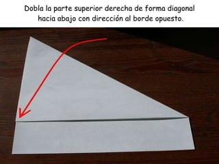 Dobla la parte superior derecha de forma diagonal hacia abajo con dirección al borde opuesto .