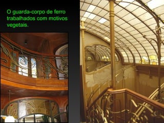 O guarda-corpo de ferro
trabalhados com motivos
vegetais.
 