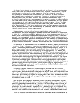 Sin duda, el creyente crece en el conocimiento de esta santificación, en la conciencia de su
poder y de su valor, de su influencia y de sus resultados prácticos; y la experimenta y la goza
cada vez más. A medida que “la verdad” esparce su divina luz en su alma, entra más
profundamente en la inteligencia de estas palabras: “ser santificado”, es decir, “ser puesto
aparte” para Cristo, en medio de este mundo malo. Todo esto es verdadero, hermosamente
verdadero; pero cuanto más vemos la verdad, más claramente comprendemos que la
santificación no es propiamente una obra progresiva, cumplida en nosotros por el Espíritu Santo;
sino que es el resultado de nuestra unión con Cristo por la fe; unión en virtud de la cual venimos
a ser participantes de todo lo que Él es. Es una obra inmediata, completa y eterna. “Yo sé que
cuanto hace Dios es lo que para siempre será; nada se le puede añadir, ni nada se le puede
quitar” (Eclesiastés 3:14; V.M.). Ya sea que justifique o que santifique, “para siempre será”. Un
sello de eternidad es puesto a cada una de las obras de Sus manos. “Nada se le puede añadir”,
y, bendito sea su Nombre, “nada se le puede quitar”.

   Hay pasajes que presentan el tema bajo otro aspecto, y que requiere también ser
considerado con más detalle. Me refiero al resultado práctico en el creyente de su santificación
en Cristo. En 1.ª Tesalonicenses 5:23, el apóstol ora así por los santos a quienes se dirige: “Y el
mismo Dios de paz os santifique por completo; y todo vuestro ser, espíritu, alma y cuerpo, sea
guardado irreprensible para la venida de nuestro Señor Jesucristo.” Aquí la palabra se aplica a
una santificación que admite grados. Los tesalonicenses, al igual que todos los creyentes, tenían
una perfecta santificación en Cristo; mas en cuanto a su gozo y a su manifestación práctica, ella
no estaba cumplida sino en parte, y el apóstol ora para que ellos sean santificados por completo.

   En este pasaje, es digno de notar que no se dice nada de “la carne”. Nuestra naturaleza caída
y corrupta es siempre tratada como una cosa arruinada para siempre. Ella ha sido pesada en la
balanza y hallada ligera. Ha sido medida por la regla divina y no ha alcanzado la medida. Se le
aplicó una plomada perfecta, y fue hallada torcida. Dios la hizo a un lado. Su fin “ha llegado
delante de Él” (Génesis 6:3; V.M.). La condenó y le dio muerte (Romanos 8:3). Nuestro viejo
hombre ha sido crucificado, muerto y sepultado (Romanos 6:8). Presentar las pruebas llevaría un
volumen. ¿Iríamos a imaginar, pues, un instante que Dios el Espíritu Santo haya descendido del
cielo con el objeto de exhumar una naturaleza condenada, crucificada y sepultada, a fin de
santificarla? Basta mencionar tal idea para que sea abandonada para siempre por todo hombre
que se someta a la autoridad de la Escritura. Cuanto más atentamente estudiemos la Ley, los
Profetas, los Salmos y el Nuevo Testamento, tanto más claramente veremos que la carne es
enteramente incorregible. Ella es absolutamente inservible. El Espíritu Santo no la santifica, sino
que da al creyente el poder para mortificarla. Se nos habla de “despojar el viejo hombre”
(Colosenses 3:9). Este precepto jamás nos habría sido dado, si el Espíritu Santo hubiese tenido
por objeto santificar este “viejo hombre”.

    Esperamos que nadie nos imputará el menor deseo de rebajar el nivel de la santidad
personal, ni de debilitar las santas aspiraciones del alma al progreso en esa pureza que todo
cristiano debiera desear ardientemente. ¡Que Dios no lo permita! Si hay algo que tenemos sobre
todo en el corazón, es el deseo de promover, tanto en nosotros como en nuestros hermanos, esa
plena pureza personal, ese tono elevado de santidad práctica, esa entera separación de corazón
respecto de todo mal moral bajo toda forma posible. Por eso suspiramos, por eso oramos y en
eso deseamos crecer día a día.

   Pero, al mismo tiempo, estamos plenamente convencidos de que una verdadera santidad
práctica, jamás puede estar fundada sobre una base legal, y de ahí que insistamos en llamar la
atención de nuestros lectores respecto de 1.ª Corintios 1:30. Es de temer que muchos que, en
alguna medida, han abandonado el terreno legal en lo que concierne a “la justicia”, se queden
atrás todavía en lo que concierne a “la santificación”. Creemos que ésta es la trampa y el error
de miles de cristianos, y es nuestro ardiente deseo verlo corregido. El pasaje que tenemos ante
nosotros, si sólo fuese recibido en el corazón por la fe, corregiría totalmente este grave engaño.

   Todos los cristianos inteligentes están de acuerdo en cuanto a la verdad fundamental de “la
 
