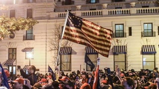 El ingreso de uno de los manifestantes
pro Trump al Capitolio de los Estados
Unidos con una bandera confederada
llamó la a...