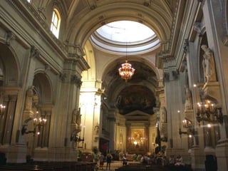 Sa construction date de la fin du
XIIe
A l’origine de style arabo-
normand elle subira au cours des
siècles des adjonctions gothique–
catalane, renaissance et baroque.
L’intérieur est en croix latine.
Elle renferme, dans une chapelle,
les tombeaux - entre autres - de
l’empereur germanique et roi de
Sicile Frédéric II et de sa mère
la Normande Constance de
Hauteville, fille posthume de
Roger II (les restes de celui-ci
reposent aussi dans un imposant
sarcophage)
…Malheureusement, pour un problème
d’horaire, je n’ai pas été autorisé à
m’approcher d’aucuns de ces monuments !
 