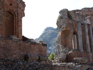Situé sur un site exceptionnel
Taormine est célèbre par son
théâtre grec modifié et agrandi à
l’époque romaine pour l’adapter
aux spectacles de gladiateurs et
de chasses aux fauves.
L’édifice visible aujourd’hui – taillé
dans la roche face à la mer - date
du IIe siècle et son diamètre est
de 109 m ; il pouvait contenir
environ 5 000 personnes.
 
