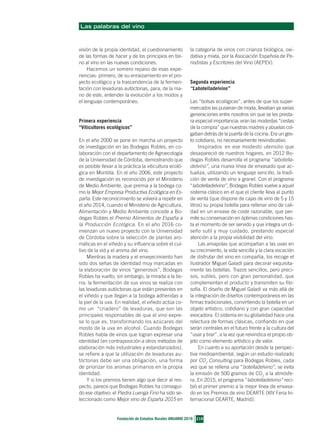 Las palabras del vino
visión de la propia identidad, el cuestionamiento
de las formas de hacer y de los principios en tor-
no al vino en las nuevas condiciones.
Hacemos un somero repaso de esas expe-
riencias: primero, de su enraizamiento en el pro-
yecto ecológico y la trascendencia de la fermen-
tación con levaduras autóctonas, para, de la ma-
no de este, entender la evolución a los modos y
el lenguaje contemporáneo.
Primera experiencia
“Viticultores ecológicos”
En el año 2000 se pone en marcha un proyecto
de investigación en las Bodegas Robles, en co-
laboración con el departamento de Agroecología
de la Universidad de Córdoba, demostrando que
es posible llevar a la práctica la viticultura ecoló-
gica en Montilla. En el año 2006, este proyecto
de investigación es reconocido por el Ministerio
de Medio Ambiente, que premia a la bodega co-
mo la Mejor Empresa Productiva Ecológica en Es-
paña. Este reconocimiento se volverá a repetir en
el año 2014, cuando el Ministerio de Agricultura,
Alimentación y Medio Ambiente concede a Bo-
degas Robles el Premio Alimentos de España a
la Producción Ecológica. En el año 2016 co-
mienzan un nuevo proyecto con la Universidad
de Córdoba sobre la selección de plantas aro-
máticas en el viñedo y su influencia sobre el cul-
tivo de la vid y el aroma del vino.
Mientras la madera y el envejecimiento han
sido dos señas de identidad muy marcadas en
la elaboración de vinos “generosos”, Bodegas
Robles ha vuelto, sin embargo, la mirada a la tie-
rra: la fermentación de sus vinos se realiza con
las levaduras autóctonas que están presentes en
el viñedo y que llegan a la bodega adheridas a
la piel de la uva. En realidad, el viñedo actúa co-
mo un “criadero” de levaduras, que son las
principales responsables de que el vino expre-
se lo que es, transformando los azúcares del
mosto de la uva en alcohol. Cuando Bodegas
Robles habla de vinos que logran expresar una
identidad (en contraposición a otros métodos de
elaboración más industriales y estandarizados),
se refiere a que la utilización de levaduras au-
tóctonas debe ser una obligación, una forma
de priorizar los aromas primarios en la propia
identidad.
Y si los premios tienen algo que decir al res-
pecto, parece que Bodegas Robles ha consegui-
do ese objetivo: el Piedra Luenga Fino ha sido se-
leccionado como Mejor vino de España 2015 en
la categoría de vinos con crianza biológica, oxi-
dativa y mixta, por la Asociación Española de Pe-
riodistas y Escritores del Vino (AEPEV).
Segunda experiencia
“Labotelladelvino”
Las “bolsas ecológicas”, antes de que los super-
mercados las pusieran de moda, llevaban ya varias
generaciones entre nosotros sin que se les presta-
ra especial importancia: eran las modestas “cestas
de la compra” que nuestras madres y abuelas col-
gaban detrás de la puerta de la cocina. Era un ges-
to cotidiano, no necesariamente reivindicativo.
Inspirados en ese modesto utensilio que
desapareció de nuestros hogares, en 2012 Bo-
degas Robles desarrolla el programa “labotella-
delvino”, una nueva línea de envasado que ac-
tualiza, utilizando un lenguaje sencillo, la tradi-
ción de venta de vino a granel. Con el programa
“labotelladelvino”, Bodegas Robles vuelve a aquel
sistema clásico en el que el cliente lleva al punto
de venta (que dispone de cajas de vino de 5 y 15
litros) su propia botella para rellenar vino de cali-
dad en un envase de coste razonable, que per-
mite su conservación en óptimas condiciones has-
ta el momento de ser servido y que integra un di-
seño sutil y muy cuidado, prestando especial
atención a la propia visibilidad del vino.
Las amapolas que acompañan a las uvas en
su crecimiento, la vida sencilla y la clara vocación
de disfrutar del vino en compañía, los recoge el
ilustrador Miguel Galadí para decorar exquisita-
mente las botellas. Trazos sencillos, pero preci-
sos, sutiles, pero con gran personalidad, que
complementan el producto y transmiten su filo-
sofía. El diseño de Miguel Galadí va más allá de
la integración de diseños contemporáneos en las
firmas tradicionales, convirtiendo la botella en un
objeto artístico, cotidiano y con gran capacidad
evocadora. El sistema en su globalidad hace una
relectura de formas clásicas, confiando en que
serán centrales en el futuro frente a la cultura del
“usar y tirar”, a la vez que reivindica el propio ob-
jeto como elemento artístico y de valor.
En cuanto a su aportación desde la perspec-
tiva medioambiental, según un estudio realizado
por CO2
Consulting para Bodegas Robles, cada
vez que se rellena una “botelladelvino”, se evita
la emisión de 500 gramos de CO2
a la atmósfe-
ra. En 2015, el programa “labotelladelvino” reci-
bió el primer premio a la mejor línea de envasa-
do en los Premios de vino DEARTE (XIV Feria In-
ternacional DEARTE, Madrid).
218
Fundación de Estudios Rurales ANUARIO 2016
34RAMIREZ Y BOLAÑOS_Maquetación 1 14/06/16 12:57 Página 218
 