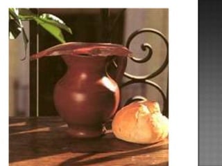 Solo en algunas provincias las tapas calientes, dado lo arraigado de su carácter, son consideradas casi ineludibles para el hostelero. Asociadas al consumo de una bebida, en provincias como Ávila, Segovia o Cáceres son clásicas las tapas cocinadas como croquetas, bocatines o pulgas, calamares a la romana, tortilla española, rabas de calamar, magro, sandwich, pimientos rellenos, etcétera y donde la tapa caliente o cocinada no tiene rival frente a la tapa fría que queda en un segundo plano.