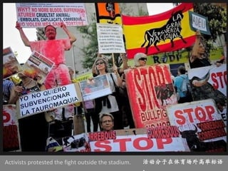 Activists protested the fight outside the stadium.  活动分子在体育场外高举标语。 