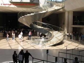 L’ intérieur du pyramide du musée