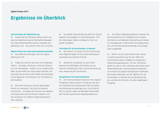 3 / 39
Digital Fitness 2017
Ergebnisse im Überblick
Auswirkungen der Digitalisierung
ÎÎ Knapp 40% der Befragten gehen davon aus,
dass die Digitalisierung die Rahmenbedingungen
für Unternehmenskommunikation komplett neu
definieren wird – das sind 6% mehr als im Vorjahr.
Digital Fitness der Unternehmenskommunikation
ÎÎ Die Hälfte der Befragten hält ihre eigene
Abteilung für fit.
ÎÎ Fragt man konkret nach den fünf Handlungs-
feldern – Strategie, Strukturen, Prozesse, Ressour-
cen und Technologie – ergibt sich ein anderes Bild:
Mehr als die Hälfte der Abteilungen befindet sich
demnach erst auf den ersten beiden Entwicklungs-
stufen (Beginner und Follower). Nur 3% zählen zu
den Enablern.
ÎÎ Bei ihren Prozessen sind die Abteilungen
bereits am weitesten: 34% sind als Experten
einzustufen – sie haben die Prozesse der digitalen
und klassischen Kommunikation integriert und
den Austausch mit anderen Organisationsberei-
chen etabliert.
ÎÎ Die größte Herausforderung stellt der Einsatz
digitaler Technologien im Arbeitsalltag dar: 57%
der Abteilungen stehen als Beginner noch vor
großen Aufgaben.
Prioritäten für die kommenden 12 Monate
ÎÎ Wie bereits im Vorjahr hat die Entwicklung
einer Digitalstrategie für die Unternehmenskom-
munikation die höchste Priorität.
ÎÎ Wesentlich dringlicher als noch 2016
bewerten die Befragten die Einführung von
internen Collaboration-Tools und die Entwicklung
bzw. Anpassung der Governance.
Kompetenzen der Kommunikatoren
ÎÎ Die Kommunikatoren bewerten ihre eigenen
Fähigkeiten überaus positiv. Einzig bei den fach-
lich-methodischen Kompetenzen fällt die Selbst-
einschätzung etwas geringer aus. Grund hierfür:
Wie im Vorjahr sehen die Befragten Nachholbe-
darf bei den spezifischen Digitalkompetenzen.
ÎÎ Von diesen Digitalkompetenzen schätzen die
Kommunikatoren ihre Fähigkeiten bei Content-
Distribution und digitalem Storytelling am besten
ein. Kompetenzen in Bereichen wie Videoproduk-
tion und Suchmaschinenmarketing sind weniger
stark ausgeprägt.
ÎÎ Bisher tun die Unternehmen eher wenig
in Sachen Qualifizierung: Bei der Hälfte der
Unternehmen gibt es lediglich ein begrenztes
Weiterbildungsprogramm. 31% der Teilnehmer
geben an, dass in ihrer Abteilung überhaupt keine
Weiterbildung der Kommunikationsmitarbeiter
im Hinblick auf digitale Kompetenzen stattfindet.
Der Aspekt steht aber auf der Agenda: Für die
kommenden 12 Monate hat die Qualifizierung
die vierthöchste Priorität von allen abgefragten
Projekten.
 
