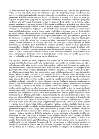 za de tus miembros bajo una lluvia de ranúnculos, de nomeolvides y de camelias, para que nadie te
viera». El león que pasaba inclinó su real rostro y dijo: «Yo lo respeto, aunque su esplendor nos
parezca por el momento eclipsado. Vosotros, que pasáis por orgullosos y no sois más que cobardes,
puesto que lo habéis atacado mientras dormía, ¿os alegraría si puestos en su lugar tuviérais que
soportar, por parte de los que pasan, las injurias que no le habéis ahorrado?». El hombre que pasaba
se detuvo ante el Creador desconocido, y, con los aplausos de la ladilla y de la víbora, ¡defecó
durante tres días sobre su rostro augusto! ¡ Desgraciado sea el hombre a causa de esta injuria, pues
no ha respetado al enemigo caído en la mezcla de barro, sangre y vino, indefenso y casi inanimado!...
Entonces, el Dios soberano, despertado al fin por todos estos mezquinos insultos, se levantó como
pudo; tambaleándose, fue a sentarse en una piedra, con los brazos colgando como los dos testículos
de un tuberculoso, y lanzó una mirada vidriosa, apagada, sobre toda la naturaleza, que le pertenecía.
Oh humanos, sois niños terribles, pero os lo suplico, perdonemos a esta gran existencia que aún no
ha terminado de incubar el licor inmundo, y no habiendo conservado suficiente fuerza para
mantenerse erguido, ha vuelto a caer pesadamente sobre esta roca en la que está sentado, como un
viajero Prestad atención a ese mendigo que pasa: ha visto que el faquir extendía un brazo
hambriento, y, sin saber a quien daba limosna, ha dejado un trozo de pan en esa mano que implora
misericordia. El Creador le ha expresado su agradecimiento con un movimiento de cabeza. ¡Oh,
nunca sabréis qué difícil es sostener constantemente las riendas del universo! A veces la sangre se
sube a la cabeza cuando uno se dedica a sacar de la nada un último cometa con una nueva raza de al-
mas. La inteligencia, demasiado removida de arriba abajo, se retira como un vencido, y puede caer,
una vez en la vida, en los delirios de que habéis sido testigos.

Un farol rojo, bandera del vicio, suspendido del extremo de un listón, balanceaba su armadura,
azotada por todos los vientos, sobre una puerta maciza y carcomida. Un corredor sucio, que olía a
nalga humana, daba sobre un patio, donde algunos gallos y gallinas, más flacos que sus propias alas,
buscaban su comida. Sobre el muro que servía de cerco al patio, en el lado oeste, se había practicado
pacientemente diversas aberturas, cerradas por ventanillas enrejadas. El musgo recubría ese cuerpo
de edificio que, sin duda, había sido un convento y servia en la hora actual, con el resto del caserón,
como vivienda de todas esas mujeres que muestran día a día, a los que entran, el interior de su
vagina, a cambio de un poco de dinero. Yo estaba sobre un puente cuyos pilares se hundían en el
agua fangosa de un foso circular. Desde su superficie elevada, contemplaba aquella construcción
agobiada por la vejez en medio del campo y los más pequeños detalles de su arquitectura interior. A
veces, la reja de la ventanilla se alzaba rechinando, como por el impulso ascendente de una mano
que violentaba la naturaleza del hierro: un hombre asomaba la cabeza por la abertura despejada a
medias, sacaba sus hombros, sobre los que caía el yeso desconchado, y, tras esa extracción, hacía
salir su cuerpo cubierto de telarañas. Poniendo sus manos como una corona sobre las inmundicias de
toda clase que comprimían el suelo con su peso, mientras tenía aún una pierna enganchada en los
hierros retorcidos de la reja, recobraba su posición natural e iba a mojar sus manos en un balde rojo,
cuya agua jabonosa había visto levantarse y caer a generaciones enteras, para alejarse después lo más
aprisa posible de esas callejuelas de suburbio e ir a respirar el aire puro en el centro de la ciudad.
Cuando el cliente había salido, una mujer completamente desnuda salía a su vez de la misma manera
y se dirigía hacia el mismo balde. Entonces, los gallos y gallinas acudían a bandadas desde diversos
puntos del patio, atraídos por el olor seminal, la tiraban al suelo, a pesar de sus vigorosos esfuerzos,
pisoteaban la superficie de su cuerpo como un estercolero, y despedazaban a picotazos, hasta hacer
brotar sangre, los labios fláccidos de su hinchada vagina. Las gallinas y los gallos, con el buche
saciado, volvían a escarbar en la hierba del patio; la mujer, ya limpia, se levantaba, temblorosa,
cubierta de heridas, como el que se despierta de una pesadilla. Dejaba caer el estropajo que había
llevado para enjuagar sus piernas, y no teniendo ya necesidad del balde común, se volvía a su
guardia de la misma manera que había salido, a la espera de otro cliente. ¡Ante ese espectáculo yo
también quise penetrar en la casa! Iba a descender del puente cuando vi en la cornisa de un pilar esta
inscripción en caracteres hebreos: «Tú, que pasas por este puente, no vayas a ese lugar. El crimen y
el vicio tienen en él su morada. Un día en vano esperaron sus amigos a un muchacho que había
 