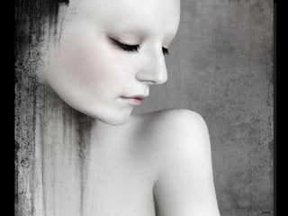 También mentimos para huir de las obligaciones asumidas.  Podemos enfermarnos, o inventar una calamidad doméstica o hallar un chivo expiatorio en nuestra imaginación. Otra vez el provecho, a través  de una falsificación que no siempre es delito y que produce alivio.  