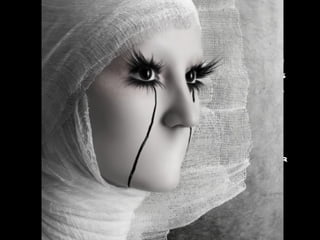 Ya ni sabemos por qué  lo hacemos.: mentirosos crónicos, megalomanía comporta-mental  pura.  Y el segundo, cuando llegamos a creernos  el cuento y a confundir  verdad con embeleco. 