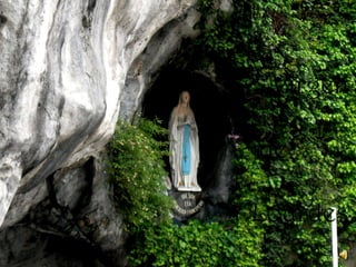 La
Virgen
de
Lourdes
 