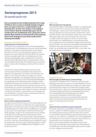 Rabobank Cijfers  Trends | Sectorprognoses 2013



Sectorprognoses 2013
De wereld wacht niet

Doe uw voordeel met de trendbeschrijving uit het vorige              Automotive:
hoofdstuk. Door ze naast uw bedrijfsstrategie te leggen.             Blijf voortdurend in beweging!
Door na te gaan in hoeverre u voorbereid bent op de                  Automobiliteit blijft een belangrijke rol spelen in de Nederlandse
komende jaren. En door waar nodig zo snel mogelijk in                economie. Voor 2013 en de jaren daarna gaan de traditionele
actie te komen. Want de veranderingen gaan snel; de                  rolverdelingen in deze sector echter veranderen. Het staat niet
wereld wacht niet. De Rabobank staat u graag met raad en             meer per definitie vast wie de auto levert, onderhoudt en bezit
daad bij. Bijvoorbeeld met onderstaande sectorprognoses.             (trend #6: ‘Hebben maar niet houden’). Steeds meer consumenten
Daarin staat aangegeven waar slimme ondernemers                      willen geen eigen auto meer. De vraag is wie in de sector
rekening mee houden.                                                 nu welke handschoen oppakt, en wie de consument helpt
                                                                     bij het maken van mobiliteitskeuzes. Samenwerking binnen
Industrie, groothandel, transport:                                   (en vervaging tussen) de verschillende schakels in de automotive-
Grijp de kansen in het buitenland!                                   branche zorgen voor nieuwe businessmodellen. Branchevreemde
De handel met het buitenland is sinds 2010 de belangrijkste          toetreders, maar ook autoimporteurs, begeven zich op het
stuwende kracht in de Nederlandse economie. Hiervan profiteren       terrein van het traditionele autobedrijf. Niets is meer zeker. Het is
bedrijven in de industrie, de groothandel en het transport.          de hoogste tijd om te veranderen.
Dat zal ook in 2013 zo zijn. De exportgerichtheid van veel
bedrijven kan echter veel beter. Zeker het MKB in de industrie
laat hier nog steken vallen. Dat is niet alleen jammer. Het is
ook bijna onbegrijpelijk, gezien de beperkte binnenlandse
dynamiek (lees: lage bestedingen en een bescheiden niveau
van de bedrijfsinvesteringen) en de relatief hoge economische
groei in onder andere ‘emerging countries’ als China, India en
Brazilië.

Trend #3 (‘De wereld dichtbij’) vraagt ook om een meer
internationale oriëntatie van bedrijven. Natuurlijk zit een
bedrijf normaal gesproken niet zomaar internationaal in het
zadel. Er is een nieuwe houding voor nodig en er moeten
bepaalde vaardigheden voor aangeleerd worden. Bovendien              Horeca en recreatie:
is de concurrentiepositie van het individuele bedrijf bepalend.      Richt de pijlen op beleving en samenwerking!
Een goedkopere euro helpt daarbij. Maar bedrijven moeten             Trends #4 (‘Do It Together’) en #7 (‘Voel het verschil’) zijn zeer
vooral slimmere producten en diensten ontwikkelen en in de           belangrijk voor de sector horeca en recreatie. Bedrijven met een
markt zetten; slimmere producten en diensten dan die van hun         uniek belevingsaanbod hebben een streepje voor, zeker als dat
buitenlandse concurrenten. Dat betekent dat ondernemers ook          gecombineerd kan worden met relatieve ‘low budget’-prijzen.
in deze turbulente tijden moeten (blijven) investeren. Niet alleen   Samenwerking kan in deze sector bijvoorbeeld gezocht worden
in producten en diensten, maar eveneens in de competenties           in de gezamenlijke promotie van een bepaalde stad, streek of
van medewerkers. Uiteraard moeten ze daarbij goed rekening           een recreatiegebied. Door de laagconjunctuur blijven
houden met trend #5 (‘Groen is poen’).                               consumenten en bedrijven kritisch letten op hun
                                                                     uitgavenpatroon. Het risico van ‘overprijzing’ ligt op de loer,
Detailhandel:                                                        zeker nu branchevreemde aanbieders de concurrentie vol
Kom in actie en doorgrond de klant!                                  ingaan en vooral op prijs concurreren.
Een laag consumentenvertrouwen, een tanende koopkracht, de
opkomst van e-commerce, veranderend consumentengedrag,               Bouw:
leegstand van winkelcentra en dan ook nog een BTW-verhoging.         Leg samen focus op klanten, groen en gevoel!
De detailhandel zucht onder al deze ontwikkelingen. Het rappe        De situatie in de bouw is zorgwekkend. De productie daalt in de
tempo waarin de veranderingen in Nederland en de wereld              woning-, utiliteits- én GWW-nieuwbouw. De verwachting is dat
elkaar opvolgen, vraagt om een ondernemer die zich verdiept          de nieuwbouwproductie pas vanaf 2014 weer iets toeneemt.
in zijn klant. Die zich afvraagt hoe hij deze klant het beste        Er is al een flinke capaciteitsreductie geweest bij bouwers, en de
kan bereiken en bedienen. En die zijn eigen onderscheidende          bodem van hun reserves is inmiddels in zicht. De mogelijkheden
vermogen aanboort – op het gebied van assortiment, beleving          voor bedrijven om zich verder aan te passen drogen kortom op.
en service, maar ook via samenwerking op verschillende niveaus.      Dat kan leiden tot een toename van faillissementen.
Een ondernemer, kortom, die zich rekenschap geeft van trends         Naast conjuncturele problemen staat de bouwsector voor
#1 (‘Klinkende keuzes’), #2 (‘#IWIN’), #4 (‘Do It Together’) en #7   structurele veranderingen (onder andere door demografische
(‘Voel het verschil’).                                               ontwikkelingen, meer binnenstedelijk bouwen, meer renovatie
                                                                     en meer vraaggestuurde productie).

37e jaargang, oktober 2012
 