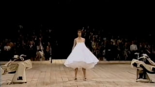 L’expérience d’achat se doit elle-aussi de ré-enchanter et de proposer aux clients une
nouvelle façon d’entrer dans l’univers de la marque.
!
Cette expérience de marque pour Lancôme intitulée Wonderland proposait d’ajouter
une part de rêve à la découverte des produits et permettait aux clients d’aller plus
loin dans l’expérience de la marque.
!
Toujours dans l’objectif que l’expérience
réservée aux clients Lancômes devienne un moteur de RP.
 