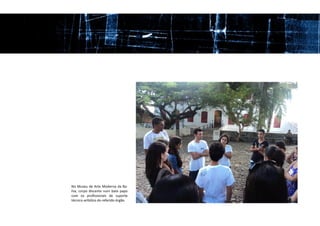 No Museu de Arte Moderna da Ba-
hia, corpo discente num bate papo
com os profissionais de suporte
técnico-artístico do referido órgão.
 