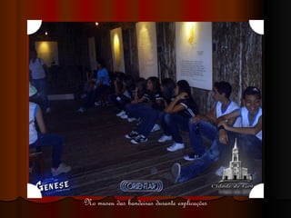 No museu das bandeiras durante explicações 