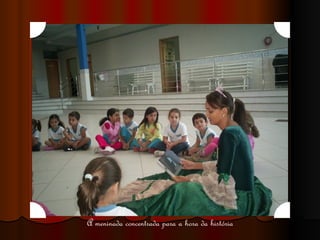 A meninada concentrada para a hora da história 