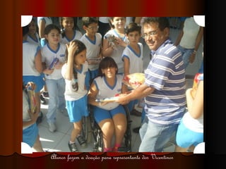 Alunos fazem a doação para representante dos Vicentinos  