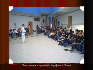 Alunos observam a apresentação do professor de Karatê 