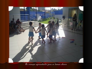As crianças apresentando para os demais alunos 