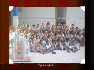 A plateia aplaude.... 