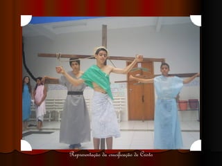Representação da crucificação de Cristo 