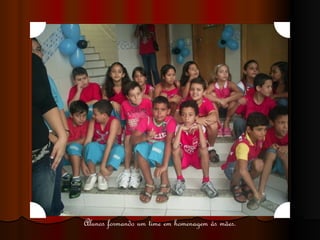 Alunos formando um time em homenagem às mães. 