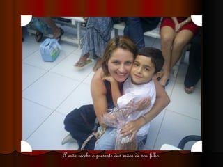 A mãe recebe o presente das mãos de seu filho. 