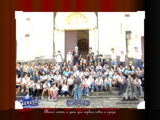 Alunos ouvem a guia que explica sobre a igreja 