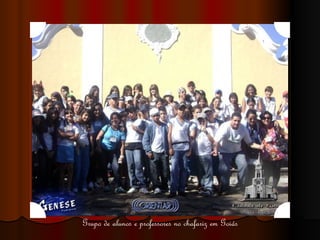 Grupo de alunos e professores no chafariz em Goiás 