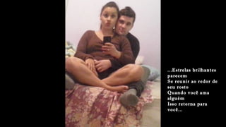 ...Estrelas brilhantes
parecem
Se reunir ao redor de
seu rosto
Quando você ama
alguém
Isso retorna para
você...
 