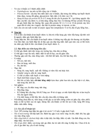2
 Vỏ của vi khuẩn có 3 thành phần chính:
 Peptidoglycan: tạo nên sự bền vững của vi khuẩn.
 Polysaccharide: cấu trúc hóa miễn dịch của vi khuẩn, đặc trưng cho những typ huyết thanh
khác nhau, tương đối giống glycoprotein hiện diện ở tổ chức van 2 lá.
 Dạng kết hợp của protein M, R và T, trong đó chủ yếu là protein M – typ kháng nguyên đặc
hiệu của liên cầu nhóm A, có khả năng chống thực bào. Có khoảng 80 loại protein M trong
đó gây bệnh thấp tim thường liên quan đến protein M 1,3, 5, 6 và 18 do protein này liên
quan đến tổ chức tim ở người, đặc biệt là protein màng và myosin cơ tim.
 Liên cầu còn sản xuất ra một số enzym ngoại bào (streptolysin S và O), độc tố gây hồng ban...
 Tóm lại:
 Chỉ có liên cầu khuẩn β tan huyết nhóm A, khu trú ở hầu họng gây viêm hầu họng cấp tính mới
là nguyên nhân gây bệnh thấp tim.
 Trong thấp tim, liên cầu khuẩn β tan huyết nhóm A không trực tiếp gây tổn thương các bộ phận.
Các biểu hiện của bệnh thấp tim là hậu quả của đáp ứng miễn dịch quá mức của cơ thể trước
tác nhân gây bệnh là liên cầu khuẩn β tan huyết nhóm A.
2.2. Đặc điểm của viêm họng liên cầu:
 Có thể gây thành dịch nhỏ trong các trường học, khu dân cư đông.
 Có thể gặp ở mọi lứa tuổi, nhiều nhất là tuổi đi học, sau đó giảm dần.
 Thường gặp cuối thu, mùa đông xuân - khi thời tiết lạnh, ẩm, khí hậu thay đổi.
 Cơ năng:
 Sốt cao, mệt mỏi.
 Đau rát họng, nuốt đau.
 Ho, thở hôi.
 Thực thể:
 Họng đỏ, xung huyết, xuất tiết. Không có viêm hốc mủ hoặc loét.
 Amydal sưng to, phù nề, xung huyết.
 Có thể có chấm xuất huyết ở vòm miệng.
 Hạch dưới hàm sưng to, đau.
 Đôi khi có biểu hiện sốt tinh hồng nhiệt kèm theo: phát ban trên da, đặc biệt ở cổ, thân,
mặt trong đùi, lưỡi đỏ.
 Xét nghiệm:
 BC tăng cao, đa nhân trung tính tăng.
 Máu lắng tăng.
 KT kháng liên cầu tăng. Khi KT tăng cao  trẻ có nguy cơ mắc bệnh thấp tim và lan truyền
VK cho người khác.
 Cấy nhớt họng có thể thấy liên cầu nếu chưa điều trị kháng sinh.
 Nếu không được điều trị, viêm họng có thể gây ra các biến chứng (viêm tai giữa cấp, viêm phổi)
hoặc có thể tự khỏi sau vài ngày nhưng liên cầu khuẩn có thể tồn tại ở mũi, họng BN trong
nhiều tuần nhiều tháng.
2.3. Các yếu tố thuận lợi:
 Tuổi: 90% trường hợp thấp tim gặp ở trẻ em từ 7-15 tuổi, ít gặp dưới 5 tuổi.
 Yếu tố môi trường: khí hậu lạnh ẩm. Bệnh hay gặp ở các nước vùng ôn đới, nhiệt đới, hay gặp
vào mùa đông xuân.
 Mức sống kinh tế, văn hoá thấp: nhà ở chật chội, ẩm thấp, thiếu vệ sinh. Gia đình đông con, thu
nhập thấp, văn hoá kém.
 Yếu tố gia đình: nhiều con trong một gia đình, hai trẻ sinh đôi cùng bị thấp tim. Chưa rõ là do
yếu tố gia đình hay yếu tố môi trường.
 