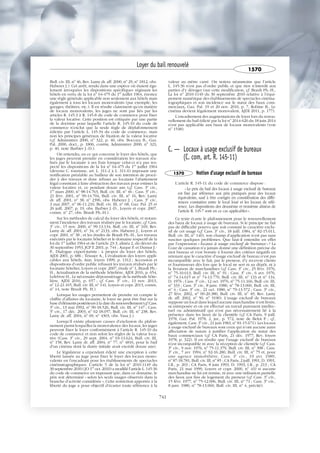 Bull. civ. III, no
46, Rev. Lamy dr. aff. 2000, no
29, no
1812, obs.
Haberer J.). Cet arrêt, rendu dans une espèce où étaient éga-
lement invoquées les dispositions spécifiques régissant les
hôtels en vertu de la loi no
64-475 du 1er
juillet 1964, énonce
une règle générale applicable non seulement aux hôtels mais
également à tous les locaux monovalents (par exemple, les
garages, théâtres, etc.). Il en résulte clairement qu’en matière
de locaux monovalents, les juges ne sont pas liés par les
articles R. 145-3 à R. 145-8 du code de commerce pour fixer
la valeur locative. Cette position est critiquée par une partie
de la doctrine pour laquelle l’article R. 145-10 du code de
commerce n’exclut que la seule règle de déplafonnement
édictée par l’article L. 145-34 du code de commerce, mais
non les principes généraux de fixation de la valeur locative
(cf. Administrer 2000, no
322, p. 40, obs. Boccara B., Gaz.
Pal. 2000, doct., p. 1806, contra, Administrer 2000, no
323,
p. 40, note Barbier J.-D.).
On retiendra, en ce qui concerne le loyer des hôtels, que
les juges peuvent prendre en considération les travaux réa-
lisés par le locataire à ses frais lorsque celui-ci n’a pas res-
pecté les dispositions de la loi no
64-475 du 1er
juillet 1964
(devenu C. tourisme, art. L. 311-2 à L. 311-6) imposant une
notification préalable au bailleur de son intention de procé-
der à des travaux et donc refuser au locataire l’abattement
légal consistant à faire abstraction des travaux pour estimer la
valeur locative et, ce pendant douze ans (cf. Cass. 3e
civ.,
1er
mars 2000, no
98-14.763, Bull. civ. III, no
46 ; Cass. 3e
civ.,
21 févr. 2001, no
99-14.704, Bull. civ. III, no
16, Rev. Lamy
dr. aff. 2001, no
38, no
2396, obs. Haberer J. ; Cass. 3e
civ.,
3 mai 2007, no
06-11.210, Bull. civ. III, no
68, Gaz. Pal. 25 et
26 juill. 2007, p. 19, obs. Barbier J.-D., Loyers et copr. 2007,
comm. no
27, obs. Brault Ph.-H.).
Sur les méthodes de calcul du loyer des hôtels, et notam-
ment l’incidence des travaux réalisés par le locataire, cf. Cass.
3e
civ., 15 nov. 2000, no
99-13.134, Bull. civ. III, no
169, Rev.
Lamy dr. aff. 2001, no
34, no
2133, obs. Haberer J., Loyers et
copr. 2001, no
38 ; et les études de Brault Ph.-H., Les travaux
exécutés par le locataire hôtelier et le domaine respectif de la
loi du 1er
juillet 1964 et de l’article 23-3, alinéa 2, du décret du
30 septembre 1953, JCP E 2001, p. 744 ; Auque F. et Dumur J.-
P., Dialogue expert-juriste : à propos du loyer des hôtels,
AJDI 2001, p. 686 ; Teissier A., L’évaluation des loyers appli-
cables aux hôtels, Ann. loyers 1999, p. 1312 ; Accession et
dispositions d’ordre public refusant les travaux réalisés par le
locataire hôtelier, Loyers et copr. 2007, étude no
1, Brault Ph.-
H., Actualisation de la méthode hôtelière, AJDI 2016, p. 654,
Lefebvre H., Le nécessaire dépoussiérage de la méthode hôte-
lière, AJDI 2016, p. 657 ; cf. Cass. 3e
civ., 13 nov. 2013,
no
12-21.165, Bull. civ. III, no
141, Loyers et copr. 2013, comm.
no
14, note Brault Ph. H.).
Lorsque les usages permettent de prendre en compte le
chiffre d’affaires du locataire, le loyer ne peut être fixé sur la
base d’éléments postérieurs à la date du renouvellement (cf. Cass.
3e
civ., 13 mai 1992, no
90-18.526, Bull. civ. III, no
147 ; Cass.
3e
civ., 17 déc. 2003, no
02-18.057, Bull. civ. III, no
238, Rev.
Lamy dr. aff. 2004, no
69, no
4303, obs. Vasa J.).
Lorsqu’il existe plusieurs causes d’exclusion du plafon-
nement parmi lesquelles la monovalence des locaux, les juges
peuvent fixer le loyer conformément à l’article R. 145-10 du
code de commerce et non selon les règles de la valeur loca-
tive (Cass. 3e
civ., 29 sept. 2004, no
03-13.624, Bull. civ. III,
no
158, Rev. Lamy dr. aff. 2004, no
77, no
4816, pour le bail
d’un cinéma dont la durée initiale avait excédé douze ans).
Le législateur a cependant édicté une exception à cette
liberté laissée au juge pour fixer le loyer des locaux mono-
valents en l’encadrant pour les établissements de spectacles
cinématographiques. L’article 5 de la loi no
2010-1149 du
30 septembre 2010 (JO 1er
oct. 2010) a modifié l’article L. 145-36
du code de commerce en imposant que, dans ce domaine, le
prix soit déterminé « selon les seuls usages observés dans la
branche d’activité considérée ». Cette restriction apportée à la
liberté du juge a pour objectif d’écarter toute référence à la
valeur au mètre carré. On notera néanmoins que l’article
L. 145-36 n’est pas d’ordre public et que rien n’interdit aux
parties d’y déroger (sur cette modification, cf. Brault Ph.-H.,
La loi no
2010-1149 du 30 septembre 2010 relative à l’équi-
pement numérique des établissements de spectacles cinéma-
tographiques et son incidence sur le statut des baux com-
merciaux, Gaz. Pal. 19 et 20 nov. 2010, p. 7, Robine B., Le
cinéma devient légalement monovalent, AJDI 2011, p. 177).
L’encadrement des augmentations de loyer lors du renou-
vellement du bail édicté par la loi no
2014-626 du 18 juin 2014
n’est pas applicable aux baux de locaux monovalents (voir
no
1548).
C. — Locaux à usage exclusif de bureaux
(C. com, art. R. 145-11)
1570 Notion d'usage exclusif de bureaux
L’article R. 145-11 du code de commerce dispose :
« Le prix du bail des locaux à usage exclusif de bureaux
est fixé par référence aux prix pratiqués pour des locaux
équivalents, sauf à être corrigés en considération des diffé-
rences constatées entre le local loué et les locaux de réfé-
rence. Les dispositions des deuxième et troisième alinéas de
l’article R. 145-7 sont en ce cas applicables ».
Ce texte écarte le plafonnement pour le renouvellement
des baux de locaux à usage de bureaux. Si le principe ne fait
pas de difficulté pourvu que soit constaté le caractère exclu-
sif de cet usage (cf. Cass. 3e
civ., 18 juill. 1984, no
82-15.011,
Bull. civ. III, no
140), son champ d’application n’est pas sans
susciter quelques problèmes. Que faut-il entendre en effet
par l’expression « locaux à usage exclusif de bureaux » ? La
Cour de cassation n’a jamais donné une définition précise du
mot bureau et s’est bornée à fournir des critères négatifs en
retenant que le caractère d’usage exclusif de bureau n’est pas
incompatible avec le fait, par le preneur, d’y recevoir clients
et fournisseurs dès lors que le local ne sert ni au dépôt, ni à
la livraison de marchandises (cf. Cass. 3e
civ., 25 févr. 1976,
no
75-10.613, Bull. civ. III, no
91 ; Cass. 3e
civ., 6 avr. 1976,
no
74-14.615 et no
74-13.770, Bull. civ. III, no
133 et no
134,
D. 1976 ; Cass. 3e
civ., 12 oct. 1976, no
75-11.166, Bull. civ. III,
no
333 ; Cass. 3e
civ., 8 janv. 1980, no
78-13.060, Bull. civ. III,
no
4 ; Cass. 3e
civ., 21 oct. 1980, no
79-13.572 ; Cass. 3e
civ.,
27 févr. 2002, no
00-20.380, Bull. civ. III, no
49, Rev. Lamy
dr. aff. 2002, no
50, no
3190). L’usage exclusif de bureaux
suppose un local dans lequel aucune marchandise n’est livrée,
ni entreposée et où est effectué un travail purement intellec-
tuel ou administratif qui n’est pas nécessairement lié à la
présence dans les lieux de la clientèle (cf. CA Paris, 9 juill.
1978, Gaz. Pal. 1978, 2, jur., p. 572, note de Belot P. ; cf.,
également, Cass. 3e
civ., 21 juin 1983, no
81-15.671). Les locaux
à usage exclusif de bureaux sont ceux qui n’ont aucune autre
affectation de nature à justifier l’application du statut des
baux commerciaux (cf. CA Paris, 21 déc. 1977, Rev. loyers
1978, p. 322). Il en résulte que l’usage exclusif de bureaux
n’est incompatible ni avec la réception de clientèle (cf. Cass.
3e
civ., 9 nov. 1976, no
75-11.379, Bull. civ. III, no
398 ; Cass.
3e
civ., 7 avr. 1994, no
92-16.280, Bull. civ. III, no
75 et, pour
une agence immobilière, Cass. 3e
civ., 19 avr. 1989,
no
87-18.781, Bull. civ. III, no
85 ; CA Paris, 2 juill. 1991, D. 1991,
I.R., p. 203 ; CA Paris, 8 juin 1993, D. 1993, I.R., p. 213 ; CA
Paris, 21 mai 1999, Loyers et copr. 2000, no
43) si aucune
marchandise ne lui est remise, ni avec une utilisation partielle
des lieux aux fins de logement du preneur (cf. Cass. 3e
civ.,
15 févr. 1977, no
75-12.006, Bull. civ. III, no
71 ; Cass. 3e
civ.,
8 janv. 1980, no
78-13.060, Bull. civ. III, no
4, précité).
Loyer du bail renouvelé
1570
741
 