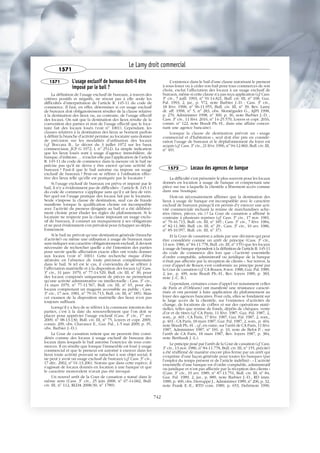 1571 L'usage exclusif de bureaux doit-il être
imposé par le bail ?
La définition de l’usage exclusif de bureaux, à travers des
critères positifs et négatifs, ne résout pas à elle seule les
difficultés d’interprétation de l’article R. 145-11 du code de
commerce. Il faut, en effet, déterminer si cet usage exclusif
de bureaux doit obligatoirement résulter de la clause relative
à la destination des lieux ou, au contraire, de l’usage effectif
des locaux. On sait que la destination des lieux résulte de la
convention des parties et non de l’usage effectif que le loca-
taire fait des locaux loués (voir no
1001). Cependant, les
clauses relatives à la destination des lieux se bornent parfois
à définir la branche d’activité permise au locataire sans donner
de précision sur les modalités d’utilisation des locaux
(cf. Boccara B., Le décret du 3 juillet 1972 sur les baux
commerciaux, JCP G 1972, I, no
2512). La simple indication
que les lieux loués sont à usage d’agence immobilière, de
banque, d’éditions … n’exclut-elle pas l’application de l’article
R. 145-11 du code de commerce dans la mesure où le bail ne
précise pas qu’il ne devra y être exercé qu’une activité de
bureaux ? Faut-il que le bail autorise ou impose un usage
exclusif de bureaux ? Peut-on se référer à l’utilisation effec-
tive des lieux telle qu’elle est pratiquée par le locataire ?
Si l’usage exclusif de bureaux est prévu et imposé par le
bail, il n’y a évidemment pas de difficultés : l’article R. 145-11
du code de commerce s’applique sans qu’il y ait lieu de véri-
fier quel est l’usage pratique des locaux fait par le locataire.
Seule s’impose la clause de destination, sauf cas de fraude
manifeste lorsque la qualification choisie est incompatible
avec l’activité du preneur désignée au bail et a été délibéré-
ment choisie pour éluder les règles du plafonnement. Si le
locataire ne respecte pas la clause imposant un usage exclu-
sif de bureaux, il commet un manquement à ses obligations
et ne peut évidemment s’en prévaloir pour échapper au dépla-
fonnement.
Si le bail ne prévoit qu’une destination générale (branche
d’activité) ou même une utilisation à usage de bureaux mais
sans indiquer son caractère obligatoirement exclusif, il devient
nécessaire de rechercher quelle a été l’intention des parties
pour savoir quelle affectation exacte elles ont voulu donner
aux locaux (voir no
1001). Cette recherche risque d’être
aléatoire en l’absence de toute précision complémentaire
dans le bail. Si tel est le cas, il conviendra de se référer à
l’affectation matérielle et à la disposition des locaux (cf. Cass.
3e
civ., 31 janv. 1979, no
77-14.529, Bull. civ. III, no
30, pour
des locaux composés uniquement de pièces ne permettant
qu’une activité administrative ou intellectuelle ; Cass. 3e
civ.,
14 mars 1979, no
77-11.567, Bull. civ. III, no
65, pour des
locaux comprenant un magasin accessible au public ; Cass.
3e
civ., 17 nov. 1981, no
79-16.713, Bull. civ. III, no
185). Mais
cet examen de la disposition matérielle des lieux n’est pas
toujours suffisant.
Lorsqu’il y a lieu de se référer à la commune intention des
parties, c’est à la date du renouvellement que l’on doit se
placer pour apprécier l’usage exclusif (Cass. 3e
civ., 1er
avr.
2009, no
08-13.130, Bull. civ. III, no
75, Loyers et copr. 2009,
comm. 209, obs. Chavance E., Gaz. Pal., 1-5 mai 2009, p. 35,
obs. Barbier J.-D.).
La Cour de cassation retient que ne peuvent être consi-
dérés comme des locaux à usage exclusif de bureaux des
locaux dans lesquels le bail autorise l’exercice de tous com-
merces. Il en résulte que lorsque l’immeuble est loué à usage
commercial et que le preneur est autorisé à exercer dans les
lieux toute activité pouvant se rattacher à son objet social, il
ne peut y avoir un usage exclusif de bureaux (cf. Cass. 3e
civ.,
17 déc. 2002, no
01-13.206). Notons que dans cette espèce, il
s’agissait de locaux donnés en location à une banque et que
le caractère monovalent n’avait pas été invoqué.
Un nouvel arrêt de la Cour de cassation a statué dans le
même sens (Cass. 3e
civ., 25 juin 2008, no
07-14.682, Bull.
civ. III, no
112, RLDA 2008/30, no
1789).
L’existence dans le bail d’une clause autorisant le preneur
à sous-louer ou à céder son bail pour tous commerces de son
choix, exclut l’affectation des locaux à un usage exclusif de
bureaux, même si cette clause n’a pas reçu application (cf. Cass.
3e
civ., 7 juill. 1993, no
91-14.821, Bull. civ. III, no
108, Gaz.
Pal. 1993, 2, jur., p. 572, note Barbier J.-D. ; Cass. 3e
civ.,
18 févr. 1998, no
96-11.955, Bull. civ. III, no
39, Rev. Lamy
dr. aff. 1998, no
5, no
283, obs. Montégudet G., AJPI 1998,
p. 270, Administrer 1998, no
300, p. 36, note Barbier J.-D. ;
Cass. 3e
civ., 11 févr. 2016, no
14-25.570, Loyers et copr. 2016,
comm. no
122, note Brault Ph.-H., dans une affaire concer-
nant une agence bancaire).
Lorsque la clause de destination prévoit un « usage
commercial et d’habitation », seul doit être pris en considé-
ration l’usage de bureaux et le déplafonnement du loyer est
acquis (cf. Cass. 3e
civ., 21 févr. 1996, no
94-12.860, Bull. civ. III,
no
49).
1572 Locaux des agences de banque
La difficulté s’est présentée le plus souvent pour les locaux
donnés en location à usage de banque et comprenant une
pièce sur rue à laquelle la clientèle a librement accès comme
dans une boutique.
Doit-on nécessairement affirmer que la destination des
lieux à usage de banque est incompatible avec le caractère
exclusif de bureaux puisqu’il est permis d’y exercer une acti-
vité commerciale incluant la remise de marchandises ache-
tées (titres, pièces, etc.) ? La Cour de cassation a affirmé le
contraire à plusieurs reprises (cf. Cass. 3e
civ., 17 nov. 1981,
no
79-16.713, Bull. civ. III, no
185 ; Cass. 3e
civ., 7 févr. 1984,
no
82-11.380, Bull. civ. III, no
29 ; Cass. 3e
civ., 10 avr. 1986,
no
85-10.957, Bull. civ. III, no
37).
Et la Cour de cassation a admis par une décision qui peut
être considérée comme un arrêt de principe (Cass. 3e
civ.,
13 nov. 1986, no
84-11.778, Bull. civ. III, no
155) que les locaux
à usage de banque répondent à la définition de l’article R. 145-11
du code de commerce dès lors que « l’activité essentielle
d’ordre comptable, administratif ou juridique de la banque
n’était pas affectée par la réception de clients ». Sur renvoi, la
cour d’appel de Rouen s’est conformée au principe posé par
la Cour de cassation (cf. CA Rouen, 8 nov. 1988, Gaz. Pal. 1989,
2, jur., p. 499, note Brault Ph.-H., Rev. loyers 1989, p. 383,
note J.-C. B.).
Cependant, certaines cours d’appel (et notamment celles
de Paris et d’Orléans) ont manifesté une résistance caracté-
risée et ont persisté à faire application du plafonnement au
loyer des agences bancaires. Pour cela, elles se fondaient sur
le large accès de la clientèle, sur l’existence d’activités de
change, de locations de coffres et sur des opérations maté-
rielles, telles que remise de fonds, dépôts de chèques, vente
d’or et de titres (cf. CA Paris, 11 févr. 1987, Gaz. Pal. 1987, 2,
som., p. 403 ; CA Paris, 17 févr. 1987, Gaz. Pal. 1987, 2, som.,
p. 403 ; CA Paris, 18 mars 1987, Gaz. Pal. 1987, 2, som., p. 404,
note Brault Ph.-H. ; cf., en outre, sur l’arrêt de CA Paris, 11 févr.
1987, Administrer 1987, no
181, p. 33, note de Belot P. ; sur
l’arrêt de CA Paris, 18 mars 1987, Rev. loyers 1987, p. 384,
note Berthault J.-L.).
Le principe posé par l’arrêt de la Cour de cassation (cf. Cass.
3e
civ., 13 nov. 1986, no
84-11.778, Bull. civ. III, no
155, précité)
a été réaffirmé de manière encore plus ferme par un arrêt qui
s’exprime d’une façon générale pour toutes les banques (par
l’emploi du temps présent et de l’article indéfini) : « L’activité
essentielle d’une banque est d’ordre comptable, administratif
ou juridique et n’est pas affectée par la réception des clients »
(Cass. 3e
civ., 19 avr. 1989, no
87-13.751, Bull. civ. III, no
84,
Gaz. Pal. 1989, 2, jur., p. 889, note Barbier J.-D., RD imm.
1989, p. 400, obs. Derruppé J., Administrer 1989, no
206, p. 32,
note Frank E.-E., RTD com. 1989, p. 653, Defrénois 1990,
Le Lamy droit commercial
1571
742
 