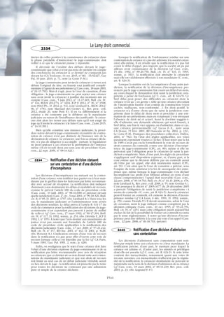 tinctes de celles portées à la connaissance du créancier dans
la phase préalable d’instruction) le juge-commissaire doit
veiller à ce que le créancier puisse y répondre.
Il découle de l’oralité des débats devant le juge-
commissaire que celui-ci n’est pas tenu de prendre en compte
des conclusions du créancier si ce dernier ne comparait pas
devant lui (CA Toulouse, 14 oct. 2015, no
RG : 15/02327, Gaz
Pal. 19 janv. 2016, p. 71, note Le Corre P.-M.).
Le juge-commissaire peut inviter le créancier à verser aux
débats l’original du titre, ou fournir tout justificatif complé-
mentaire à l’appui de ses prétentions (cf. Cass.com.,18 mars 2003,
no
01-15.793). Mais il s’agit, pour la Cour de cassation, d’une
obligation : le juge-commissaire ne peut rejeter une créance
sans avoir invité le créancier à justifier des montants mis en
compte (Cass. com., 5 juin 2012, no
11-17.603, Bull. civ. IV,
no
144, RLDA 2012/74, no
4204, JCP E 2012, no
36, no
1508,
note Pétel Ph., D. 2012, p. 541, note Lienhard A., RLDC 2012/
96, no
4781, note Marraud des Grottes G., Rev. proc. coll.
2012, étude 20, note Petit F.). Il en va différemment si la
créance a été contestée par le débiteur ou le mandataire
judiciaire en raison de l’insuffisance des justificatifs : le créan-
cier doit alors les verser aux débats sans qu’il soit exigé du
juge qu’il invite le créancier à le faire (Cass. com., 2 juin 2015,
no
14-10.391).
Bien qu’elle constitue une instance judiciaire, la procé-
dure suivie devant le juge-commissaire en matière de contes-
tation de créance n’est pas distincte de l’instance née de la
déclaration de créance. Le créancier, une fois sa créance décla-
rée, n’a pas de diligence à accomplir : partant, le liquidateur
ne peut opposer à un créancier la péremption de l’instance
même s’il est écoulé deux ans sans acte de procédure (Cass.
com., 22 sept. 2009, no
08-14.621).
3554 Notification d'une décision statuant
sur une contestation et d'une décision
d'incompétence
Les décisions d’incompétence ou statuant sur la contes-
tation d’une créance sont notifiées aux parties ou à leur man-
dataire par le greffier dans les huit jours par lettre recomman-
dée avec accusé de réception. La notification doit indiquer
clairement à son destinataire les délais et modalités de recours,
comme le prévoit l’article 680 du code de procédure civile
(Cass. com., 10 juill. 2001, no
98-16.698) et préciser devant
quelle juridiction (Cass. 2e
civ., 3 mai 2001, no
99-18.326, Bull.
civ. II, no
85, D. 2001, p. 1797, obs. Lienhard A.). Dans tous les
cas, le mandataire judiciaire et l’administrateur sont avisés
des décisions rendues. Le délai prévu à l’article R. 611-17 du
code de commerce pour la notification des décisions du juge-
commissaire n’est cependant pas prescrit à peine de nullité
de celle-ci (cf. Cass. com., 17 mars 1992, no
90-17.394, Bull.
civ. IV, no
117, D. 1992, somm., p. 254, obs. Derrida F., JCP E
1992, I, no
195). À noter que l’avis destiné aux mandataires de
justice n’est pas soumis aux formalités de l’article 680 du
code de procédure civile applicables à la notification des
décisions judiciaires (Cass. com., 17 oct. 2000, no
97-21.212,
Bull. civ. IV, no
157, RD fisc. 2001, no
442, D. 2001, p. 3428,
obs. Honorat A.). L’indication erronée d’une voie de recours
dans la notification n’a pas pour effet d’ouvrir cette voie de
recours lorsque celle-ci est interdite par la loi (cf. CA Paris,
5 mars 1991, Gaz. Pal. 1991, 2, som., p. 428).
Enfin, on soulignera que le rejet d’une créance doit faire
l’objet d’une décision expresse du juge-commissaire et de sa
notification par lettre recommandée avec avis de réception
au créancier, que ce dernier ait ou non donné suite aux contes-
tations du mandataire judiciaire et que son droit de recours
soit limité au seul cas où un débat judiciaire véritable aurait
eu lieu devant le juge : la notification est prescrite par le texte
pour toutes les décisions ne contenant pas une admission
pure et simple de la créance déclarée.
Lorsque la notification de l’ordonnance rendue sur une
contestation de créance n’a pas été adressée à la société créan-
cière elle-même, il en résulte que la notification n’a pas fait
courir le délai d’appel, peu importe que la société ait pu par
ailleurs avoir connaissance de la décision (cf. Cass. com.,
15 déc. 1992, no
89-20.750, Bull. civ. IV, no
416, D. 1993,
somm., p. 192) : la notification doit atteindre le créancier
mais elle est valablement effectuée à son mandataire (C. com.,
art. R. 624-3).
Lorsque la matière est de la compétence d’une autre juri-
diction, la notification de la décision d’incompétence pro-
noncée par le juge-commissaire fait courir un délai d’un mois,
au cours duquel le demandeur doit saisir la juridiction com-
pétente à peine de forclusion (cf. C. com., art. R. 624-5). Ce
bref délai peut poser des difficultés au créancier dont la
créance n’est qu’ « en germe », telle qu’une créance découlant
de l’inexécution fautive d’un contrat de construction (vices
cachés, malfaçons, non-conformité…). En droit positif, le
créancier n’a d’autre choix que de saisir la juridiction com-
pétente dans le délai de deux mois et procéder à une esti-
mation de ses prétentions, mais en s’exposant à voir invoquer
l’absence de droit né et actuel. Aussi la doctrine suggère-t-
elle d’admettre une demande ultérieure qui serait formée, à
bref délai, une fois le vice apparu, ou d’admettre, dans ce cas,
une créance provisionnelle (cf. Lucas F.-X., note sous
CA Douai, 15 févr. 2001, RD bancaire et fin. 2002, p. 132 ;
Le Corre P.-M., Pratiques des procédures collectives, Dalloz,
2001, no
782). En l’état des règles applicables, ces voies
paraissent cependant vouées à l’échec. Il faut noter que la loi
de 1985 n’avait pas exclu formellement la voie de recours de
droit commun du contredit, contre une décision d’incompé-
tence du juge-commissaire (CPC, art. 80), même si elle ne
prévoyait que l’obligation pour le créancier de saisir la juri-
diction compétente. Mais, d’une part, les règles de procédure
s’appliquent sauf disposition expresse, et, d’autre part, si la
cour estime que la décision déférée par un contredit aurait
dû l’être par un appel, elle doit néanmoins statuer (CPC,
art. 91). C’est ainsi que la Cour de cassation a précisé, sous
l’empire du texte antérieur à la loi de sauvegarde des entre-
prises que, même lorsque le juge-commissaire s’est déclaré
incompétent (au profit d’un tribunal arbitral en vertu d’une
clause compromissoire), l’appel était recevable (Cass. com.,
22 janv. 2008, no
06-18.703, Bull. civ. IV, no
10, D. 2008, p. 478,
note Lienhard A., Rev. proc. coll. 2008, p. 55, note Gorrias S.).
C’est pourquoi le décret no
2005-1677 du 28 décembre 2005
a prescrit l’obligation de saisir la juridiction compétente « à
moins de contredit » (C. com., art. R. 624-5). Aussi le créancier
peut-il former un contredit, s’il conteste la décision d’incom-
pétence rendue (cf. CA Lyon, 6 déc. 1991, D. 1992, somm.,
p. 253, comm. Derrida F.). Il devait néanmoins, selon la Cour
de cassation, saisir le juge indiqué comme compétent par la
décision critiquée (Cass. com., 10 oct. 1995, no
93-21.794,
Bull. civ. IV, no
225), mais cette obligation paraît aujourd’hui
exclue du fait de la possibilité de former un contredit reconnu
par le texte réglementaire. À noter qu’une décision d’incom-
pétence peut être déférée à la cour par voie d’un appel (Cass.
com., 22 janv. 2008, no
06-18.703, précité).
3555 Notification d'une décision d'admission
sans contestation
Les décisions d’admission sans contestation sont noti-
fiées par simple lettre aux créanciers ou à leur mandataire. La
notification précise, d’une part, le montant pour lequel la
créance est admise et, d’autre part, les sûretés et privilèges
dont elle est assortie (cf. C. com., art. R. 624-3). Si cette lettre
contient des inexactitudes, notamment quant aux voies de
recours ouvertes, ces inexactitudes n’affectent pas la régula-
rité de la notification, le créancier destinataire ne pouvant se
méprendre sur le sens de la décision d’admission de sa créance
(cf. Cass. com., 19 mars 2002, no
00-11.219, Rev. proc. coll.
2003, p. 23, obs. Legrand F.-F.).
Le Lamy droit commercial
3554
1544
 