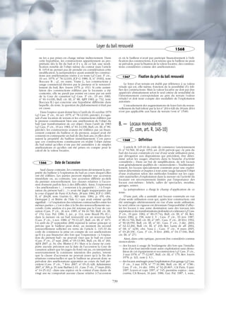 ne les a pas prises en charge même indirectement. Dans
cette hypothèse, les constructions appartiennent au pro-
priétaire dès la fin du bail et il y a, de ce fait, une modi-
fication notable de l’objet même du contrat mais l’article
R. 145-8 ne permet pas de prendre en considération cette
modification, la jurisprudence ayant assimilé les construc-
tions aux améliorations visées à ce texte (cf. Cass. 3e
civ.,
16 oct. 1979, no
78-12.010, JCP G 1980, II, no
19392, note
Boccara B. ; cf., en outre, Viatte J., Les constructions à
usage commercial élevées par le preneur et le renouvel-
lement du bail, Rev. loyers 1979, p. 451). Si cette assimi-
lation des constructions édifiées par le locataire a été
contestée, elle ne paraît pas remise en cause par un arrêt
de la Cour de cassation (cf. Cass. 3e
civ., 19 avr. 1983,
no
81-14.030, Bull. civ. III, no
88, AJPI 1983, p. 732, note
Boccara B.) qui concerne une hypothèse différente dans
laquelle, du reste, la question du plafonnement n’était pas
en cause.
Dans l’espèce ayant donné lieu à l’arrêt du 16 octobre 1979
(cf. Cass. 3e
civ., 16 oct. 1979, no
78-12.010, précité), il s’agis-
sait d’une location de terrain et les constructions édifiées par
le preneur constituaient bien une amélioration de l’objet du
bail (par transformation de cet objet). Dans l’arrêt de 1983
(cf. Cass. 3e
civ., 19 avr. 1983, no
81-14.030, Bull. civ. III, no
89,
précité), les constructions avaient été édifiées par un finan-
cement conjoint du bailleur et du preneur, auquel avait été
consenti en contrepartie un bail de dix-huit ans, et elles deve-
naient la propriété du bailleur immédiatement. C’est parce
que ces constructions constituaient en réalité l’objet même
du bail initial qu’elles n’ont pas été assimilées à de simples
améliorations et qu’elles ont été prises en compte pour le
calcul de la valeur locative.
1566 Date de l'accession
Sauf clause contraire, les constructions deviennent la pro-
priété du bailleur à l’expiration du bail au cours duquel elles
ont été édifiées. Les parties peuvent stipuler une accession
immédiate ou, au contraire, une accession différée au-delà
du premier renouvellement. Les clauses relatives à l’acces-
sion donnent parfois lieu à des difficultés. Ainsi, l’expression
« les améliorations (…) resteront à la propriété (…) à l’expi-
ration du présent bail (…) » avait été jugée inappropriée par
la cour d’appel de Paris (CA Paris, 28 juin 1984, JCP G 1985,
II, no
20428, note Guérin G., RD imm. 1984, p. 459, obs.
Derruppé J. et Brière de l’Isle G.) qui avait estimé qu’elle
signifiait : « à l’expiration des relations contractuelles entre les
mêmes parties », c’est-à-dire à la fin des renouvellements suc-
cessifs. Cette analyse n’a pas été retenue par la Cour de cas-
sation (Cass. 3e
civ., 26 nov. 1985, no
84-16.760, Bull. civ. III,
no
154, Gaz. Pal. 1986, 1, jur., p. 114, note Brault Ph.-H.) :
dans la mesure où un bail renouvelé est un nouveau bail
(Cass. 3e
civ., 4 nov. 1980, no
79-13.227, Bull. civ. III, no
167).
Un arrêt du 27 septembre 2006 reprend le même principe et
précise que le bailleur peut donc, au moment du second
renouvellement solliciter en vertu de l’article L. 145-33 du
code de commerce la prise en compte de ces améliorations
qu’il n’a pas financées dès lors que l’expression « à l’expira-
tion du présent bail » ne pouvait viser que le bail en cours
(Cass. 3e
civ., 27 sept. 2006, no
05-13.981, Bull. civ. III, no
183,
AJDI 2007, p. 34, obs. Blatter J.-P.). Mais si la clause ne com-
porte aucune précision sur la date de l’accession la Cour de
cassation admet que les juges du fond ont pu, en interprétant
souverainement la commune intention des parties, retenir
que la clause d’accession ne pouvait jouer qu’à la fin des
relations contractuelles et que le bailleur ne pouvait donc se
prévaloir des améliorations apportées au cours du bail pré-
cédent (Cass. 3e
civ., 7 févr. 2007, no
05-21.428, Administrer
2007, no
399, p. 35, note Barbier J.-D. ; Cass. 3e
civ., 17 mars 2016,
no
14-25.412 - dans une espèce où le contrat d’une durée de
vingt ans ne comportait aucune clause relative à l’accession
et où le bailleur n’avait pas participé financièrement à l’édi-
fication des constructions, il est retenu que le bailleur ne peut
se prévaloir, pour la fixation de la valeur locative, des construc-
tions considérées comme des améliorations).
1567 Fixation du prix du bail renouvelé
Le loyer d’un terrain est établi par référence à sa valeur
vénale qui est, elle-même, fonction de la possibilité d’y édi-
fier des constructions. Mais la valeur locative ne doit pas être
appréciée abstraitement selon le seul critère de rentabilité de
l’investissement correspondant au prix du terrain (valeur
vénale) et doit tenir compte des modalités de l’exploitation
autorisée.
L’encadrement des augmentations de loyer lors du renou-
vellement du bail édicté par la loi no
2014-626 du 18 juin 2014
n’est pas applicable aux baux de terrain (voir no
1548).
B. — Locaux monovalents
(C. com, art. R. 145-10)
1568 Définition
L’article R. 145-10 du code de commerce (anciennement
D. no
53-560, 30 sept. 1953, art. 23-8) prévoit que « le prix du
bail des locaux construits en vue d’une seule utilisation peut,
par dérogation aux dispositions qui précèdent, être déter-
miné selon les usages observés dans la branche d’activité
considérée ». Dans un but de simplification, de tels locaux
sont généralement qualifiés de « monovalents ». Traditionnel-
lement, les locaux spécialement construits pour une exploi-
tation déterminée et inaptes à tout autre usage faisaient l’objet
d’une évaluation selon des méthodes fondées sur les capa-
cités matérielles d’exploitation dans la mesure où l’activité du
locataire est nécessairement limitée par l’importance des
locaux eux-mêmes : hôtels, salles de spectacles, moulins,
garages, usines.
La jurisprudence a élargi le champ d’application de ce
texte.
D’une part, elle a assimilé aux locaux construits en vue
d’une seule utilisation ceux qui, après leur construction, ont
été aménagés ultérieurement en vue d’une seule utilisation.
Le seul critère en vigueur est désormais l’impossibilité d’affec-
ter les locaux à une autre destination sans des travaux très
importants et des transformations profondes et coûteuses (cf.Cass.
3e
civ., 19 janv. 1982, no
80-15.744, Bull. civ. III, no
18, Rev.
loyers 1982, p. 158, note J. V. ; Cass. 3e
civ., 10 nov. 1987,
no
86-14.766, Bull. civ. III, no
185 ; Cass. 3e
civ., 26 févr. 1992,
no
90-18.950, Bull. civ. III, no
60 ; Cass. 3e
civ., 3 déc. 2003,
no
02-12.266, Bull. civ. III, no
218, Rev. Lamy dr. aff. 2004,
no
68, no
4230, obs. Vasa J. ; Cass. 3e
civ., 8 mars 2005,
no
03-20.336 ; Cass. 3e
civ., 8 févr. 2006, no
04-17.046, Bull.
civ. III, no
27).
Ainsi, dans cette optique, peuvent être considérés comme
monovalents :
— des locaux à usage de boulangerie dès lors que l’installa-
tion d’un four interdit toute autre exploitation sans démo-
lition de cet équipement et reconstruction (cf. Cass. 3e
civ.,
3 mai 1978, no
77-12.007, Bull. civ. III, no
179, Rev. loyers
1978, p. 321, note J. V.) ;
— des locaux aménagés pour l’exploitation d’un garage (cf. Cass.
3e
civ., 3 mai 1978, no
77-10.380, Bull. civ. III, no
1780 ;
Cass. 3e
civ., 14 déc. 1994, no
92-20.865 ; CA Paris, 9 janv.
1997, Loyers et copr. 1997, no
145, première espèce ; mais
contra, CA Rouen, 16 janv. 1986, Gaz. Pal. 1987, 1, som.,
Loyer du bail renouvelé
1568
739
 
