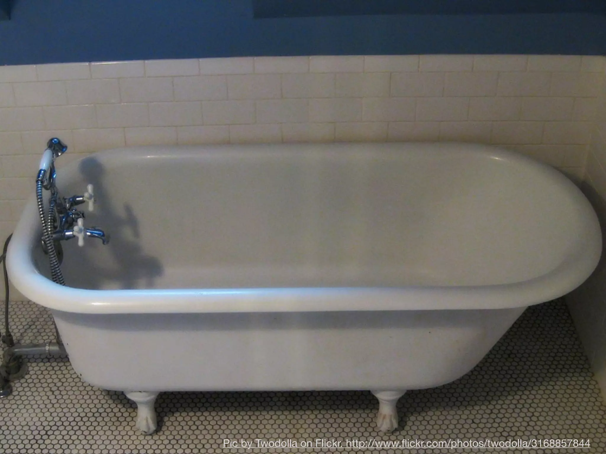 Pic by Twodolla on Flickr. http://www.ﬂickr.com/photos/twodolla/3168857844
 