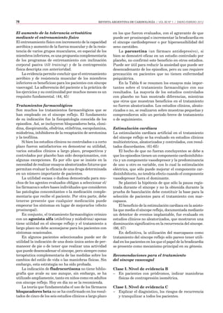 78 REVISTA ARGENTINA DE CARDIOLOGÍA / VOL 80 Nº 1 / enero-febrero 2012
El aumento de la tolerancia ortostática
mediante el entrenamiento físico
El entrenamiento físico con incremento de la capacidad
aeróbica y aumento de la fuerza muscular y de la resis-
tencia de varios grupos musculares, en especial de los
miembros inferiores, es una propuesta complementaria
de los programas de entrenamiento con inclinación
corporal pasiva (tilt training) y de la contrapresión
física descripta con anterioridad.
La evidencia permite concluir que el entrenamiento
aeróbico y de resistencia muscular de los miembros
inferiores es beneficioso para los pacientes con síncope
vasovagal. La adherencia del paciente a la práctica de
los ejercicios y su continuidad por muchos meses es un
requisito fundamental. (44, 45)
Tratamientos farmacológicos
Son muchos los tratamientos farmacológicos que se
han empleado en el síncope reflejo. El fundamento
de su indicación fue la fisiopatología conocida de los
episodios. Así, se incluyeron bloqueadores beta, cloni-
dina, disopiramida, efedrina, etilefrina, escopolamina,
midodrina, inhibidores de la recaptación de serotonina
y la teofilina.
Si bien los estudios clínicos no controlados o a corto
plazo fueron satisfactorios en demostrar su utilidad,
varios estudios clínicos a largo plazo, prospectivos y
controlados por placebo han sido decepcionantes, con
algunas excepciones. Es por ello que se insiste en la
necesidad de realizar ensayos aleatorizados futuros que
permitan evaluar la eficacia de una droga determinada
en un número importante de pacientes.
La utilidad escasa o dudosa demostrada para mu-
chos de los agentes evaluados obligan a seleccionar el/
los fármacos/s sobre bases individuales que consideren
las patologías concomitantes o la medicación comple-
mentaria que recibe el paciente. Por otra parte, debe
tenerse presente que cualquier medicación puede
empeorar los síntomas en lugar de mejorarlos (efecto
prosincopal).
En conjunto, el tratamiento farmacológico crónico
con un agonista alfa (etilefrina y midodrina) apenas
tiene utilidad en el síncope reflejo y el tratamiento a
largo plazo no debe aconsejarse para los pacientes con
síntomas ocasionales.
En algunos pacientes seleccionados puede ser de
utilidad la indicación de una dosis única antes de per-
manecer de pie o de tener que realizar una actividad
que puede desencadenar el síncope, pero siempre como
terapéutica complementaria de las medidas sobre los
cambios del estilo de vida o las maniobras físicas. Sin
embargo, esta estrategia no ha sido probada.
La indicación de fludrocortisona no tiene biblio-
grafía que avale su uso aunque, sin embargo, se ha
utilizado ampliamente, tanto en niños como en adultos
con síncope reflejo. Hoy en día no se la recomienda.
La teoría que fundamentaba el uso de los fármacos
bloqueadores beta no se ha confirmado en los resul-
tados de cinco de los seis estudios clínicos a largo plazo
en los que fueron evaluados, con el agravante de que
puede ser prosincopal o incrementar la bradicardia en
el síncope cardiodepresor o por hipersensibilidad del
seno carotídeo.
La paroxetina (un fármaco antidepresivo), si
bien se demostró eficaz en un estudio controlado por
placebo, no confirmó este beneficio en otros estudios.
Puede ser útil para reducir la ansiedad que puede ser
desencadenante de los episodios, pero su uso requiere
precaución en pacientes que no tienen enfermedad
psiquiátrica.
En la Tabla 6 se resumen los ensayos más impor-
tantes sobre el tratamiento farmacológico con sus
resultados. La mayoría de los estudios controlados
con placebo no han mostrado diferencias, mientras
que otros que muestran beneficios en el tratamiento
no fueron aleatorizados. Los estudios clínicos, aleato-
rizados o no, se realizaron sobre muestras pequeñas y
comprendieron sólo un período breve de tratamiento
o de seguimiento.
Estimulación cardíaca
La estimulación cardíaca artificial en el tratamiento
del síncope reflejo se ha evaluado en estudios clínicos
multicéntricos, aleatorizados y controlados, con resul-
tados discordantes. (61-65)
El hecho de que no fueran concluyentes se debe a
que los episodios tienen un componente cardioinhibito-
rio y un componente vasodepresor y la predominancia
de uno u otro es variable, con lo cual la estimulación
eléctrica, que sólo puede mejorar el componente car-
dioinhibitorio, no tendría efecto cuando el componente
vasodepresor fuera el dominante.
Se planteó la hipótesis de que sólo la pausa regis-
trada durante el síncope y no la obtenida durante la
prueba de basculación debe constituir la base para la
selección de pacientes para el tratamiento con mar-
capasos.
El beneficio de la estimulación cardíaca en la asisto-
lia que media el síncope reflejo, documentada mediante
un detector de eventos implantable, fue evaluado en
estudios clínicos no aleatorizados, que mostraron una
disminución significativa en la recurrencia del síncope.
(66, 67)
En definitiva, la utilización del marcapasos como
tratamiento del síncope reflejo sólo parece tener utili-
dad en los pacientes en los que el papel de la bradicardia
se presente como mecanismo principal en su génesis.
Recomendaciones para el tratamiento
del síncope vasovagal
Clase I. Nivel de evidencia B
–	 En pacientes con pródromos, indicar maniobras
físicas de contrapresión isométrica.
Clase I. Nivel de evidencia C
–	 Explicar el diagnóstico, los riesgos de recurrencia
y tranquilizar a todos los pacientes.
 