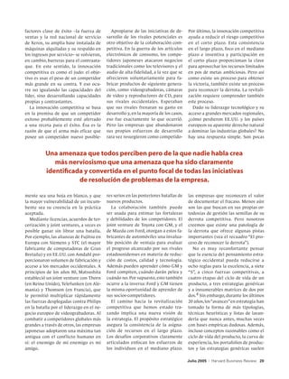 factores clave de éxito –la fuerza de        Apropiarse de las iniciativas de de-      Por último, la innovación competitiva
ventas y la red nacional de servicio       sarrollo de los rivales potenciales es      ayuda a reducir el riesgo competitivo
de Xerox, su amplia base instalada de      otro objetivo de la colaboración com-       en el corto plazo. Esta consistencia
máquinas alquiladas y su respaldo en       petitiva. En la guerra de los artículos     en el largo plazo, foco en el mediano
los ingresos por servicio– se volvieron,   electrónicos de consumo, los compe-         plazo e inventiva y participación en
en cambio, barreras para el contraata-     tidores japoneses atacaron negocios         el corto plazo proporcionan la clave
que. En este sentido, la innovación        tradicionales como los televisores y el     para aprovechar los recursos limitados
competitiva es como el judo: el obje-      audio de alta fidelidad, a la vez que se    en pos de metas ambiciosas. Pero así
tivo es usar el peso de un competidor      ofrecieron voluntariamente para fa-         como existe un proceso para obtener
más grande en su contra. Y eso ocu-        bricar productos de siguiente genera-       la victoria, también existe un proceso
rre no igualando las capacidades del       ción, como videograbadoras, cámaras         para reconocer la derrota. La revitali-
líder, sino desarrollando capacidades      de video y reproductores de CD, para        zación requiere comprender también
propias y contrastantes.                   sus rivales occidentales. Esperaban         este proceso.
   La innovación competitiva se basa       que sus rivales frenaran su gasto en           Dado su liderazgo tecnológico y su
en la premisa de que un competidor         desarrollo y, en la mayoría de los casos,   acceso a grandes mercados regionales,
exitoso probablemente esté aferrado        eso fue exactamente lo que ocurrió.         ¿cómo perdieron EE.UU. y los países
a una receta para el éxito. Ésa es la      Pero las empresas que abandonaron           europeos su aparente derecho natural
razón de que el arma más eficaz que        sus propios esfuerzos de desarrollo         a dominar las industrias globales? No
posee un competidor nuevo posible-         rara vez resurgieron como competido-        hay una respuesta simple. Son pocas


          Una amenaza que todos perciben pero de la que nadie habla crea
             más nerviosismo que una amenaza que ha sido claramente
          identificada y convertida en el punto focal de todas las iniciativas
                     de resolución de problemas de la empresa.

mente sea una hoja en blanco, y que        res serios en las posteriores batallas de   las empresas que reconocen el valor
la mayor vulnerabilidad de un incum-       nuevos productos.                           de documentar el fracaso. Menos aún
bente sea su creencia en la práctica          La colaboración también puede            son las que buscan en sus propias or-
aceptada.                                  ser usada para estimar las fortalezas       todoxias de gestión las semillas de su
   Mediante licencias, acuerdos de ter-    y debilidades de los competidores. El       derrota competitiva. Pero nosotros
cerización y joint ventures, a veces es    joint venture de Toyota con GM, y el        creemos que existe una patología de
posible ganar sin librar una batalla.      de Mazda con Ford, otorgan a estos fa-      la derrota que ofrece algunas pistas
Por ejemplo, las alianzas de Fujitsu en    bricantes de automóviles una invalua-       importantes (vea el recuadro “El pro-
Europa con Siemens y STC (el mayor         ble posición de ventaja para evaluar        ceso de reconocer la derrota”).
fabricante de computadoras de Gran         el progreso alcanzado por sus rivales         No es muy reconfortante pensar
Bretaña) y en EE.UU. con Amdahl pro-       estadounidenses en materia de reduc-        que la esencia del pensamiento estra-
porcionaron volumen de fabricación y       ción de costos, calidad y tecnología.       tégico occidental pueda reducirse a
acceso a los mercados occidentales. A      Además pueden aprender cómo GM y            ocho reglas para la excelencia, a siete
principios de los años 80, Matsushita      Ford compiten, cuándo darán pelea y         “S”, a cinco fuerzas competitivas, a
estableció un joint venture con Thorn      cuándo no. Por supuesto, esto también       cuatro etapas del ciclo de vida de un
(en Reino Unido), Telefunken (en Ale-      ocurre a la inversa: Ford y GM tienen       producto, a tres estrategias genéricas
mania) y Thomson (en Francia), que         la misma oportunidad de aprender de         y a innumerables matrices de dos por
le permitió multiplicar rápidamente        sus socios-competidores.                    dos.4 Sin embargo, durante los últimos
las fuerzas desplegadas contra Philips        El camino hacia la revitalización        20 años, los “avances” en estrategia han
en la batalla por el liderazgo en el ne-   competitiva que hemos estado tra-           tomado la forma de más tipologías,
gocio europeo de videograbadoras. Al       zando implica una nueva visión de           técnicas heurísticas y listas de lavan-
combatir a competidores globales más       la estrategia. El propósito estratégico     dería que nunca antes, muchas veces
grandes a través de otros, las empresas    asegura la consistencia de la asigna-       con bases empíricas dudosas. Además,
japonesas adoptaron una máxima tan         ción de recursos en el largo plazo.         incluso conceptos razonables como el
antigua con el conf licto humano en        Los desafíos corporativos claramente        ciclo de vida del producto, la curva de
sí: el enemigo de mi enemigo es mi         articulados enfocan los esfuerzos de        experiencia, los portafolios de produc-
amigo.                                     los individuos en el mediano plazo.         tos y las estrategias genéricas suelen

                                                                                       Julio 2005   |   Harvard Business Review 20
 