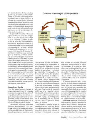 cos de mercado entre clientes actuales y
                                                           Gestionar la estrategia: cuatro procesos
potenciales, cada uno de ellos con dife-
rentes necesidades. Sin embargo, mien-
tras formulaban las mediciones para la
                                                                                     Traducir
porción de la perspectiva del cliente en                                             la visión
su Balanced Scorecard, se hizo evidente                                          Clarificar la visión
que, aunque los 25 altos ejecutivos coin-                                        Obtener consenso
cidían en el enunciado de la estrategia,
cada uno tenía una definición diferente
de servicio superior y una imagen dis-
tinta de clientes objetivo.                            Comunicar                                                         Feedback y
   El ejercicio de desarrollar indicadores             y vincular                                                        aprendizaje
                                                     Comunicar y educar                                              Articular la visión
operacionales para las cuatro perspec-                                                                               compartida
tivas en el Scorecard del banco obligó               Establecer metas
                                                                                                                     Proporcionar feedback
                                                                                                                     estratégico
a los 25 ejecutivos a clarificar el signi-           Vincular las recompen-
                                                     sas a indicadores de                                            Facilitar la revisión de la
ficado de la declaración de estrategia.              desempeño                                                       estrategia y el aprendizaje
Finalmente, acordaron estimular el
crecimiento de los ingresos a través de
nuevos productos y servicios y también                                             Planificación
                                                                                   de negocios
se pusieron de acuerdo en los tres seg-
                                                                                  Fijar objetivos
mentos más deseables de clientes. De-                                            Alinear las iniciativas
sarrollaron mediciones en el Scorecard                                           estratégicas
                                                                                 Asignar recursos
para los productos y servicios específi-
                                                                                 Establecer hitos
cos que debían entregarse a los clientes
en los segmentos identificados, así como
para la relación que el banco debía cons-
truir con los clientes de cada segmento.     clientes. Luego movilizó los talentos y          tivos internos; los ejecutivos adquieren
El Scorecard reveló también brechas en       la información en los siguientes dos ni-         una mejor comprensión de los objeti-
las habilidades de los empleados y en los    veles ejecutivos, haciéndoles formular           vos estratégicos de la empresa a largo
sistemas de información que el banco         los objetivos de procesos internos de ne-        plazo; y esa participación amplia genera
tendría que cerrar para poder entregar       gocios y de aprendizaje y crecimiento            un compromiso más fuerte con alcanzar
las propuestas de valor seleccionadas        que impulsarían el logro de las metas            esas metas. Pero lograr que los ejecuti-
a los clientes objetivo. De esta forma,      financieras y de clientes. Por ejemplo, al       vos adhieran al Balanced Scorecard es
crear un Balanced Scorecard obligó a los     conocer la importancia de satisfacer las         sólo un primer paso para vincular las
altos ejecutivos del banco a llegar a un     expectativas de los clientes en cuanto a         acciones individuales a los objetivos
consenso y luego traducir su visión en       una entrega a tiempo, el grupo más am-           corporativos.
términos que tuvieran sentido para las       plio identificó varios procesos internos            El Balanced Scorecard indica a cada
personas que la ejecutarían.                 de negocios –tales como procesamiento            persona lo que la organización intenta
                                             de pedidos, programación y cumpli-               lograr tanto para los accionistas como
Comunicar y vincular                         miento– en los cuales la empresa debía           para los clientes. Pero para alinear los
“Los diez ejecutivos más altos de la         sobresalir. Para hacerlo, la compañía            desempeños individuales de los emplea-
empresa ahora entienden la estrategia        tendría que volver a capacitar a los em-         dos con la estrategia global, los usuarios
mejor que nunca antes. Es una lástima”,      pleados en la primera línea y mejorar            del Scorecard generalmente se abocan a
se quejaba un alto ejecutivo de una im-      los sistemas de información disponibles          tres actividades: comunicar y educar, es-
portante compañía petrolera, “que no         para ellos. El grupo desarrolló paráme-          tablecer metas y vincular las recompen-
podamos ponerla en una botella para          tros de desempeño para esos procesos             sas con los indicadores de desempeño.
que todos puedan compartirla”. Con el        cruciales y para las capacidades del per-           Comunicar y educar. Implementar
Balanced Scorecard, esto es posible.         sonal y los sistemas.                            una estrategia comienza por educar a
   Una empresa con la que trabajamos            Una participación amplia al crear un          quienes deben ejecutarla. Mientras que
involucró deliberadamente a tres nive-       Balanced Scorecard toma más tiempo,              algunas organizaciones optan por man-
les ejecutivos en la creación de su Balan-   pero ofrece varias ventajas: información         tener su estrategia en reserva, la ma-
ced Scorecard. El grupo de alta dirección    proveniente de un mayor número de                yoría cree que debería ser diseminada
formuló los objetivos financieros y de       ejecutivos es incorporada en los obje-           de arriba hacia abajo. Un programa de


                                                                                             Julio 2007    |   Harvard Business Review 40
 