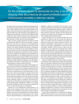 La estrategia del océano azul




    En los océanos azules la demanda se crea, y no se
    disputa. Hay abundancia de oportunidades para el
    crecimiento rentable y además rápido.

de océano azul es que rechaza el principio fundamental de        obligados a alternar su atención entre una pista y otra,
la estrategia convencional: que existe un compromiso entre       sino que también hacían aumentar la cantidad requerida
valor y costo. Según esta tesis, las empresas pueden crear       de artistas, con implicaciones obvias de costos. Y si bien las
mayor valor para los clientes a mayor costo, o bien, crear un    ventas de concesiones de espacio de pasillo parecían una
valor razonable a un costo más bajo. En otras palabras, la es-   buena manera de generar ingresos, los altos precios des-
trategia es esencialmente una elección entre diferenciación      animaban a los padres que no compraban y consideraban
y bajo costo. Pero cuando se trata de crear océanos azules,      que se estaban aprovechando de ellos.
la evidencia indica que las empresas exitosas persiguen la           Cirque descubrió que el encanto duradero del circo
diferenciación y el bajo costo en forma simultánea.              tradicional se reducía a sólo tres factores: los payasos, la
   Para ver cómo se logra, regresemos al Cirque du Soleil.       carpa y los clásicos actos de acrobacia. De manera que
Cuando Cirque debutó, los circos se centraban en compa-          mantuvo a los payasos, aunque variando su humor a un
rarse unos con otros y en maximizar su participación de          estilo más sofisticado. Le dio glamour a la carpa, la que
una demanda decreciente retocando actos circenses tradi-         muchos circos habían abandonado en favor de locales
cionales. Esto incluía conseguir más payasos y domadores         arrendados. Dándose cuenta de que la carpa, más que
de leones más conocidos, lo que incrementaba la estruc-          cualquier otra cosa, capturaba la magia del circo, Cirque
tura de costos de los circos sin modificar sustancialmente el    diseñó este símbolo clásico con un acabado externo mara-
espectáculo entregado. Esto hacía que los costos aumenta-        villoso y un alto nivel de comodidad para la audiencia. El
ran sin que aumentaran los ingresos y que se produjera una       aserrín y las bancas duras desaparecieron. Los acróbatas y
espiral descendente en la demanda general de los circos.         otros artistas que provocaban emociones se mantuvieron,
Ingresa Cirque. En lugar de seguir la lógica convencional de     pero Cirque redujo sus papeles y les imprimió más elegan-
superar a la competencia ofreciendo una solución mejor al        cia a sus actos agregando un estilo artístico.
problema, Cirque redefinió el problema en sí, ofreciendo a           Mientras eliminaba parte de la oferta circense tradicio-
las personas la diversión y emoción del circo y la sofistica-    nal, inyectaba nuevos elementos extraídos del mundo del
ción intelectual y riqueza artística del teatro.                 teatro. Por ejemplo, a diferencia de los circos tradicionales
   Al diseñar presentaciones que daban ambos golpes, Cir-        que presentaban una serie de actos no relacionados entre
que tuvo que reevaluar los componentes de la oferta tra-         sí, cada creación de Cirque se asemeja a una presentación
dicional de un circo. Lo que la empresa descubrió fue que        teatral, en el sentido de poseer un tema y una trama. Aun-
muchos de los elementos considerados esenciales para la          que los temas son intencionalmente vagos, aportan armo-
diversión y emoción del circo eran innecesarios y, en mu-        nía y un elemento intelectual. Cirque también toma ideas
chos casos, costosos. Por ejemplo, la mayoría de los circos      de Broadway. Por ejemplo, en lugar de hacer el tradicional
ofrece actos con animales. Éstos constituyen una pesada          espectáculo “de una vez por todas”, Cirque monta produc-
carga económica, porque los circos no sólo tienen que gas-       ciones múltiples basadas en temas y tramas distintos. Al
tar en ellos, sino también en su entrenamiento, cuidado          igual que las producciones de Broadway, cada presenta-
médico, albergue, seguros y transporte. Pero Cirque des-         ción posee una partitura musical original, que impulsa la
cubrió que el interés por las presentaciones con animales        presentación, iluminación y secuencia de los actos, y no al
estaba disminuyendo rápidamente, debido a la creciente           revés. Las producciones incluyen danzas abstractas y espi-
preocupación pública en torno al trato de los animales de        rituales, una idea recogida del teatro y el ballet. Al intro-
circo y a la ética involucrada en su exhibición.                 ducir estos factores, Cirque ha creado entretenimientos
   Aunque los circos tradicionales promocionaban a sus           altamente sofisticados. Y al poner en escena producciones
artistas como estrellas, Cirque se dio cuenta de que el          múltiples, brinda a las personas una razón para ir al circo
público ya no consideraba a los artistas circenses como es-      más a menudo, aumentando así los ingresos.
trellas, al menos no en el sentido del cine. Cirque también          Cirque ofrece lo mejor del circo y del teatro. Al eliminar
eliminó las presentaciones tradicionales de tres pistas.         muchos de los elementos más caros del circo, ha podido
Éstas no sólo confundían a los espectadores, que se veían        reducir drásticamente su estructura de costos, alcanzando

7   Harvard Business Review     |   Octubre 2004
 