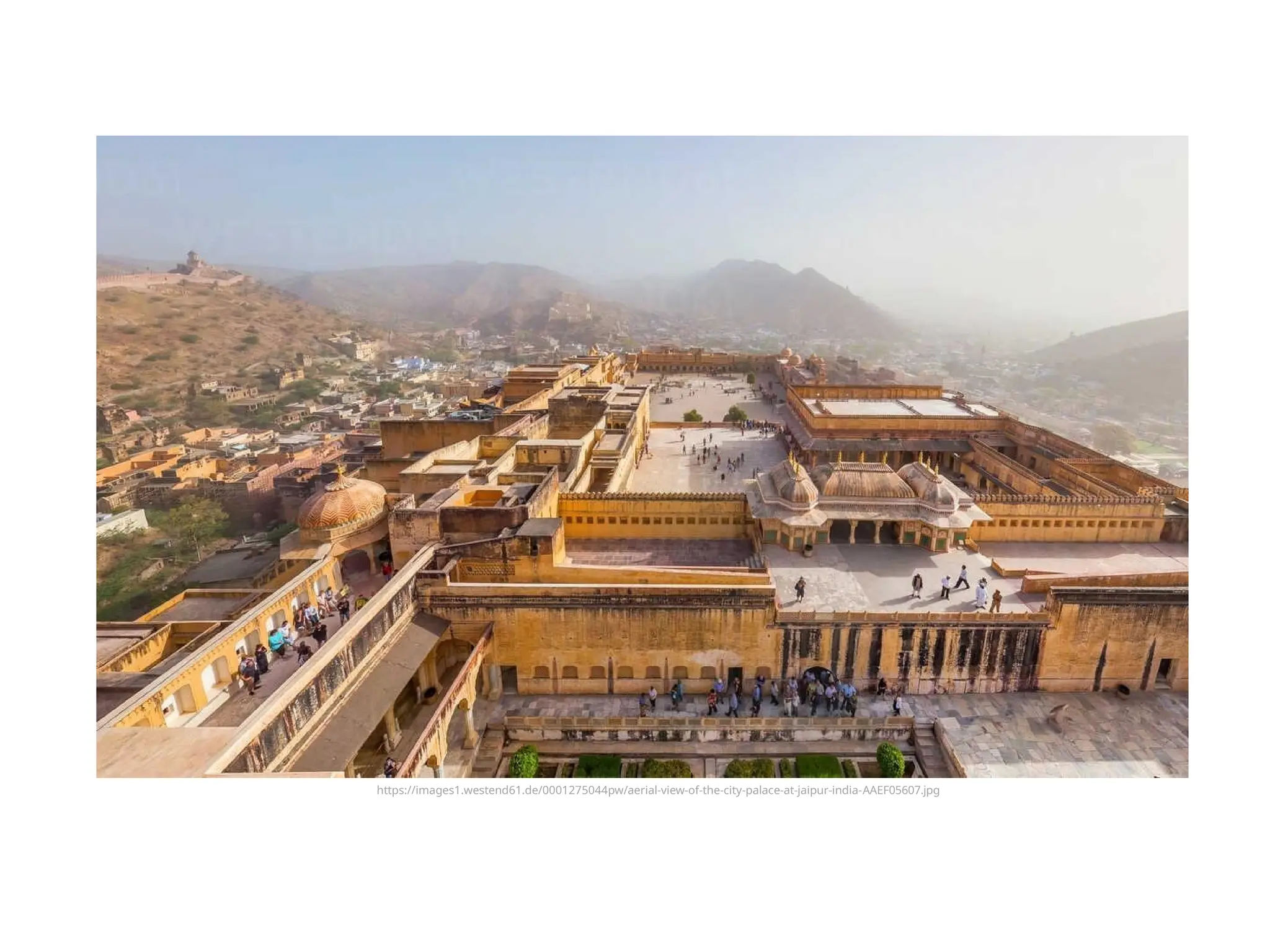 https://images1.westend61.de/0001275044pw/aerial-view-of-the-city-palace-at-jaipur-india-AAEF05607.jpg
 