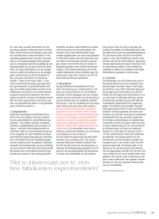 29Openbare Verlichting ǀ Verl chting
tor naar wens worden beïnvloed om het
openbaar gebied voldoende aan te lichten.
Deze variant kostte veel energie, maar had
als voordeel dat er weer strooilicht in het
openbaar gebied kwam. Op één uitzonde-
ring na: de facettenspiegel. Deze spiegel
was zo ontwikkeld dat elk bundeltje op een
bepaald plekje op de grond terecht kwam.
Door de hoge polijstfactor van de spiegel
vond er, tijdens de reflectie via de spiegel,
geen verstrooiing van het licht plaats en
dus ook geen strooilicht. De derde ge-
neratie – zoals ik het maar noem – is de
versie met lenstechnologie, gevolgd door
een gematteerde of gezandstraalde licht-
kap. De strakke afgesneden bundel uit de
heldere lens wordt door de matte lichtkap
enigszins verstrooid, waardoor het beno-
digde strooilicht ontstaat. De laatste variant
die mij onder ogen kwam is een lens voor-
zien van gematteerde delen in de gebieden
waar strooilicht vereist is.
2. Spiegelstanden
Naast een benodigde hoeveelheid strooi-
licht is het, voor wegen met een verkeers-
functie, gebruikelijk om verschillende weg-
situaties – een enkele rijstrook, meerdere
rijstroken, opstelplaatsen bij kruisingen, et
cetera – met één verlichtingsarmatuur te
verlichten. Met de conventionele armaturen
is het mogelijk om met hetzelfde armatuur
verschillende wegconfiguraties te verlichten
door de lichtbron binnen dezelfde spiegel
op een andere positie te plaatsen. Daarmee
verandert de karakteristiek van de uitstraling
van het armatuur. Met LED-verlichting wordt
dit bereikt door verschillende lenzen te ge-
bruiken per armatuur. Bij vervanging dient
hetzelfde armatuur weer besteld te worden,
met de juiste lens op de juiste plaats. Dit
houdt in, dat er een administratie moet
worden bijgehouden van waar wat geplaatst
is. Of je kunt kiezen voor één type lens voor
de meest voorkomende situatie en genoe-
gen nemen met het feit dat er hierdoor in
bepaalde gevallen meer verlicht wordt dan
nodig is. Een andere oplossing: extra licht-
masten bijplaatsen bij een bredere weg. Dé
oplossing is nog niet in zicht en zal zich de
komende periode wel aandienen.
3. Behoudfactor
De geïnstalleerde hoeveelheid licht zal
door veroudering van componenten in de
loop van de tijd afnemen. In de lichtbere-
keningen wordt uitgegaan van een situatie
waarin ook aan het einde van de levensduur
van de lichtbronnen de installatie voldoet.
Dit houdt in, dat de installatie aan het begin
meer licht produceert dan strikt nodig is.
Bij LED-verlichting heeft men hierop iets
gevonden en dat ‘constant lumen output’
(CLO) wordt genoemd. Dit betekent dat het
armatuur in het begin op bijvoorbeeld 70
procent vermogen is ingesteld en gaande-
weg wordt opgeregeld naar 100 procent.
Maar de vraag is over welke periode dit zal
plaatsvinden. En bovendien: wat is de in-
vloed en praktische betekenis van vervuiling
van lichtkap van het armatuur?
De LED heeft als eigenschap dat deze blijft
branden, hoe oud deze ook is. De produ-
cerende fabrikanten hebben besloten dat
de LED aan het einde van zijn levensduur is
wanneer de lichtopbrengst gedaald is tot 70
procent van de beginwaarde. De levensduur
is echter sterk afhankelijk van de hoeveel-
heid stroom door de LED en de wijze van
koeling. De grafiek (zie afbeelding links) laat
de relatie zien tussen de bedrijfstemperatuur
(Tc), de stroom door de LED en de lichtaf-
name in uren. Die lichtafname wordt in vak-
termen ook wel de ‘behoudfactor’ genoemd.
Omdat veel leveranciers deze informatie niet
ter beschikking stellen, is het moeilijk een
vergelijk te maken en te bepalen met welke
behoudfactor gerekend moet worden.
4. Lichthinder
De afmetingen van de lichtbronnen zijn in
de laatste decennia enorm verkleind, met
alle gevolgen van dien. Waar in het begin
de lichtbron nog 1.000 millimeter lang was
bij de lage druk natriumlamp en 100 mil-
limeter bij de hoge druk natriumlamp, is hij
nu nog maar 5 millimeter. Met een aantal
lichtbronnen bij elkaar bij de LED blijft de
hoeveelheid uitgestraald licht nagenoeg
gelijk. Dit betekent dat dezelfde hoeveel-
heid geproduceerd licht in een veel kleinere
lichtbron wordt opgewekt. Dat levert een
lichtbron op met een sterk geconcentreerde
hoeveelheid licht op een klein oppervlak.
De huidige aanbevelingen en berekenings-
methoden houden hier geen rekening mee
en gaan rekenkundig uit van een puntbron
en berekeningen op basis van rekenme-
thoden en ervaringen uit de jaren ‘60 en
‘70. De verblinding of mate van lichthinder,
de kijkhoek, het omgevingslicht en de
lichtstroom van het armatuur worden wel
meegenomen in dit model, maar het licht-
gevend oppervlak, de blauwe piek in het
spectrum, de verstrooiing en de scherpte
van de afgesneden bundel niet. Dit kan ook
niet, omdat dit zich nooit eerder heeft voor-
gedaan. Hier zal dan ook in de loop van de
jaren meer onderzoek naar gedaan moeten
worden om hier een passend rekenmodel
voor te ontwikkelen.
www.dekruijter.nl
‘Het is interessant om te zien
hoe fabrikanten experimenteren’
 