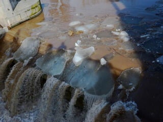 Ice floes on the weir
