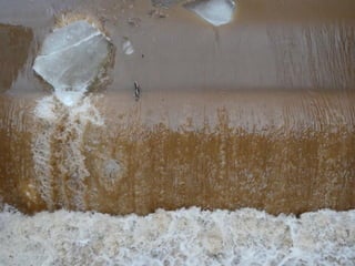 Ice floes on the weir