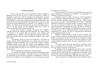 Première expérience
Tim ne savait pas trop à quoi il s'attendait en allant à l'Eglise le
dimanche matin. En tout cas pas à ça. Dans sa conception de l'Eglise, il
s'imaginait ce qu'il avait vu pour les mariages et les enterrements : un grand
bâtiment en pierre froide, de la lumière filtrée par des vitraux et des bancs
inconfortables, un vieux prêtre plongé dans une immense Bible usée et des
paroissiens du troisième âge chantant des cantiques d'avant-guerre. Ce qu'il
avait devant lui ressemblait plus à un séminaire : de la moquette au sol, des
chaises, une estrade avec du matériel sonore de pointe, des fenêtres tout ce
qu'il y a de plus normal, des gens habillés comme lui et même un
projecteur qui affichait un message de bienvenue.
Il avait suivi Thomas et Caroline, son épouse, qui semblaient
connaître chacune des cinquante personnes présentes. Des visages radieux
le saluèrent et lui posèrent plein de questions. Pour montrer qu'il
n'appartenait pas à ce monde, il dit clairement que c'était la première fois
qu'il mettait le pied dans une Eglise évangélique. D'ailleurs, que voulait
dire ce terme ?
– Évangélique signifie que nous nous identifions à l'Évangile, lui
expliqua Thomas. Dans le christianisme il y a l'Eglise universelle, qui est
normalement l'Eglise catholique, mais en disant cela on pense à l'Eglise
catholique romaine, qui est celle avec le pape. Les évangéliques sont l'un
des mouvements du protestantisme et se distinguent des réformés en n'étant
pas une Eglise d'État, du moins ici sur le canton de Vaud. Ça c'est dans les
grandes lignes.
– Et c'est quoi alors les évangélistes ? Ça n'existe pas ?
– Si, sauf qu'il ne s'agit pas d'un mouvement du christianisme mais
de l'action d'annoncer l'Évangile, c’est-à-dire de faire le l'évangélisation.
Un évangéliste est une personne qui pratique l'évangélisation, ou alors les
auteurs des Évangiles, et un évangélique est une personne qui prend
l'Évangile comme référence.
Tim ne savait pas vraiment ce qu'est l'Évangile, alors parler de
termes techniques lui paraissait hors d'atteinte. Il commençait à se
demander s'il avait bien fait de venir.
Quelqu'un venait de prendre un micro et invita l'assemblée à
s'asseoir. L'orateur souhaita la bienvenue à chacun et demanda s'il y
avait des personnes présentes pour la première fois. Thomas poussa
Tim à se lever et celui-ci sourit faiblement, mal à l'aise. L'assemblée
l'applaudit et bientôt de la musique retentit. Ces chants n'avaient rien à
voir avec les cantiques de Noël que Tim connaissait. C'étaient des
chants dynamiques, accompagnés de guitare, de piano et de batterie.
C'était comme un concert. Des gens levaient même les mains et certains
fermaient les yeux. Tim se contentait de chanter en lisant les paroles sur
le projecteur. Il y avait des mots qu'il ne comprenait pas et des phrases
qui lui semblaient dénuées de sens.
Pendant ce moment animé, un temps de prière fut décrété. Tim
se rassit et observa autour de lui. Beaucoup de personnes avaient la tête
baissée et l'on pouvait voir leurs lèvres bouger. Il se demanda si toutes
ces personnes étaient en train de jouer une sorte de comédie ou si elles
vivaient réellement quelque chose. Des gens commencèrent à prier à
voix haute.
– J'ai sur le cœur de prier pour une personne ici présente. Sache
que tu vas bientôt trouver du travail. Ne t'inquiète pas, confie-toi en
moi, et je veillerai sur tes pas. N'aie pas peur.
Évidemment, Tim fut intrigué par cette prière, mais il se dit que
n'importe qui pouvait être concerné. Et même que c'était une prière que
lui-même aurait pu dire devant tout le monde, pour se faire bien voir. Il
devenait plus craintif à l'égard des évangéliques que ce qu'il ne l'aurait
cru. Tout ça n'était qu'une supercherie. Mais dans quel but, au juste ?
– Que votre cœur ne se trouble point. Croyez en Dieu, et croyez
Le fou et le sage 15
 