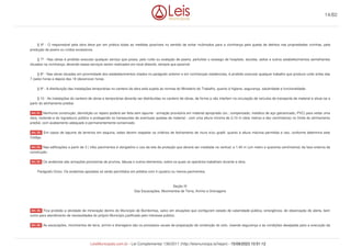 § 6º - O responsável pela obra deve por em prática todas as medidas possíveis no sentido de evitar incômodos para a vizinhança pela queda de detritos nas propriedades vizinhas, pela
produção de poeira ou ruídos excessivos.
§ 7º - Nas obras é proibido executar qualquer serviço que possa, pelo ruído ou exalação de poeira, perturbar o sossego de hospitais, escolas, asilos e outros estabelecimentos semelhantes
situados na vizinhança, devendo esses serviços serem realizados em local distante, sempre que possível.
§ 8º - Nas obras situadas em proximidade dos estabelecimentos citados no parágrafo anterior e em vizinhanças residenciais, é proibido executar qualquer trabalho que produza ruído antes das
7 (sete) horas e depois das 19 (dezenove) horas.
§ 9º - A distribuição das instalações temporárias no canteiro da obra está sujeita às normas do Ministério do Trabalho, quanto à higiene, segurança. salubridade e funcionalidade.
§ 10 - As instalações do canteiro de obras e temporárias deverão ser distribuídas no canteiro de obras, de forma a não interferir na circulação de veículos de transporte de material e situar-se a
partir do alinhamento predial.
Nenhuma construção, demolição ou reparo poderá ser feita sem tapume - armação provisória em material apropriado (ex.: compensado, metálico de aço galvanizado, PVC) para vedar uma
obra, isolando-a do logradouro público e protegendo os transeuntes de eventuais quedas de material - com uma altura mínima de 2,10 m (dois metros e dez centímetros) no limite do alinhamento
predial, com acabamento adequado e permanentemente conservado.
Em casos de tapume de terrenos em esquina, estes devem respeitar os critérios de fechamento de muro e/ou gradil, quanto à altura máxima permitida e raio, conforme determina este
Código.
Nas edificações a partir de 3 ( três) pavimentos é obrigatório o uso da tela de proteção que deverá ser instalada na vertical, a 1,40 m (um metro e quarenta centímetros) da face externa da
construção.
Os andaimes são armações provisórias de prumos, tábuas e outros elementos, sobre os quais os operários trabalham durante a obra.
Parágrafo Único. Os andaimes apoiados só serão permitidos em prédios com 4 (quatro) ou menos pavimentos.
Seção IV
Das Escavações, Movimentos de Terra, Arrimo e Drenagens
Fica proibido a atividade de mineração dentro do Município de Bombinhas, salvo em situações que configurem estado de calamidade pública, emergência, de observação de alerta, bem
como para atendimento de necessidades do próprio Município justificado pelo interesse público.
As escavações, movimentos de terra, arrimo e drenagens são os processos usuais de preparação de contenção do solo, visando segurança e as condições desejadas para a execução da
Art. 51.
Art. 52.
Art. 53.
Art. 54.
Art. 55.
Art. 56.
14/82
LeisMunicipais.com.br - Lei Complementar 136/2011 (http://leismunicipa.is/hejan) - 15/09/2023 10:51:12
 