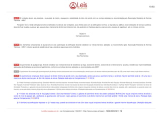 A fundação deverá ser projetada e executada de modo a assegurar a estabilidade da obra, de acordo com as normas adotadas ou recomendadas pela Associação Brasileira de Normas
Técnicas - ABNT.
Parágrafo Único. Serão obrigatoriamente considerados no cálculo das fundações, seus efeitos para com as edificações vizinhas, os logradouros públicos e as instalações de serviços públicos,
devendo ficar situadas, qualquer que seja seu tipo, inteiramente dentro dos limites do lote, não podendo em hipótese alguma, avançar sob o passeio do logradouro, sob os imóveis vizinhos.
Seção III
Da Supra-estrutura
Os elementos componentes da supra-estrutura de sustentação da edificação deverão obedecer os índices técnicos adotados ou recomendados pela Associação Brasileira de Normas
Técnicas - ABNT, inclusive quanto a resistência ao fogo, visando a segurança contra incêndios.
Seção IV
Dos Pavimentos
Os pavimentos de qualquer tipo, deverão obedecer aos índices técnicos de resistência ao fogo, isolamento térmico, isolamento e condicionamento acústico, resistência e impermeabilidade,
adequados às finalidades e uso dos compartimentos, conforme os índices técnicos adotados ou recomendados pela ABNT.
O pavimento da construção deverá possuir pé-direito mínimo de acordo com a sua destinação, sendo que o pé direito máximo permitido será de 1,5 (uma vez e meia) o pé-direito máximo.
O pavimento da construção deverá possuir pé-direito mínimo de acordo com a sua destinação, sendo que para o pavimento térreo, o pé direito máximo permitido será de 1,5 (uma vez e
meia) o pé-direito máximo que é de 3m (três metros) de altura. (Redação dada pela Lei Complementar nº 191/2014)
§ 1º Nas Avenidas Leopoldo Zarling, Vereador Manoel José dos Santos, Avenida Pavão, Avenida Falcão, Avenida Araçá, Avenida Rio das Garças, Avenida Maracujá, Avenida Girassol, Avenida
Rio Tapajós, Avenida Professor João José da Cruz, Avenida Diamente, exceto nas áreas de Zona de Ocupação Costeira das referidas Avenidas, e na Rua Martin Pescador somente na Zona de
Atividade Produtiva, o gabarito do pavimento térreo não poderá ultrapassar 8,50mts (oito virgula cinquenta metros) de altura a contar do nível do passeio até a platibanda ou guarda-corpo (se
houver), e seu pé-direito máximo livre não deve ultrapassar 7,00mts (sete metros) de altura. (Redação dada pela Lei Complementar nº 191/2014)
§ 1º Exceto nas áreas de Zona de Ocupação Costeira e Zona de Interesse Turístico, o gabarito do pavimento térreo não poderá ultrapassar 8,50mts (oito virgula cinquenta metros) de altura a
contar do nível do passeio até a platibanda ou guarda-corpo (se houver), e para apenas um pavimento o pé-direito máximo livre permitido será de 7,00mts (sete metros) de altura. (Redação dada
pela Lei Complementar nº 222/2015)
§ 2º Somente nas edificações dispostas no § 1º deste artigo, poderá ser acrescido em até 2,5m (dois vírgula cinquenta metros) de altura o gabarito máximo da edificação. (Redação dada pela
Art. 71.
Art. 72.
Art. 73.
Art. 74
Art. 74.
19/82
LeisMunicipais.com.br - Lei Complementar 136/2011 (http://leismunicipa.is/hejan) - 15/09/2023 10:51:12
 