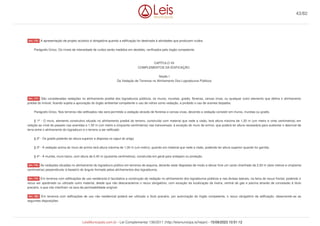 A apresentação de projeto acústico é obrigatória quando a edificação for destinada à atividades que produzem ruídos.
Parágrafo Único. Os níveis de intensidade de ruídos serão medidos em decibéis, verificados pelo órgão competente.
CAPÍTULO VII
COMPLEMENTOS DA EDIFICAÇÃO
Seção I
Da Vedação de Terrenos no Alinhamento Dos Logradouros Públicos
São consideradas vedações no alinhamento predial dos logradouros públicos, os muros, muretas, gradis, floreiras, cercas vivas, ou qualquer outro elemento que defina o alinhamento
predial do imóvel, ficando sujeita a aprovação do órgão ambiental competente o uso de vidros como vedação, e proibido o uso de arames farpados.
Parágrafo Único. Nos terrenos não edificados não será permitido a vedação através de floreiras e cercas vivas, devendo a vedação consistir em muros, muretas ou gradis.
§ 1º - O muro, elemento construtivo situado no alinhamento predial do terreno, construído com material que vede a visão, terá altura máxima de 1,20 m (um metro e vinte centímetros) em
relação ao nível do passeio nas avenidas e 1.50 m (um metro e cinquenta centímetros) nas transversais, à exceção do muro de arrimo, que poderá ter altura necessária para sustentar o desnível de
terra entre o alinhamento do logradouro e o terreno a ser edificado
§ 2º - Os gradis poderão ter altura superior a disposta no caput do artigo
§ 3º - A vedação acima do muro de arrimo terá altura máxima de 1,00 m (um metro), quando em material que vede a visão, podendo ter altura superior quando for garrida.
§ 4º - A mureta, muro baixo, com altura de 0,40 m (quarenta centímetros), construída em geral para anteparo ou proteção.
As vedações situadas no alinhamento do logradouro público em terrenos de esquina, deverão estar dispostas de modo a deixar livre um canto chanfrado de 2,50 m (dois metros e cinqüenta
centímetros) perpendicular à bissetriz do ângulo formado pelos alinhamentos dos logradouros.
Em terrenos com edificações de uso residencial é facultativa a construção de vedação no alinhamento dos logradouros públicos e nas divisas laterais, na faixa do recuo frontal, podendo o
recuo ser ajardinado ou utilizado outro material, desde que não descaracterize o recuo obrigatório, com exceção da localização da lixeira, central de gás e piscina através de concessão à titulo
precário, e que não interfiram na taxa de permeabilidade exigível.
Em terrenos com edificações de uso não residencial poderá ser utilizado a titulo precário, por autorização do órgão competente, o recuo obrigatório da edificação, observando-se as
seguintes disposições:
Art. 176.
Art. 177.
Art. 178.
Art. 179.
Art. 180.
43/82
LeisMunicipais.com.br - Lei Complementar 136/2011 (http://leismunicipa.is/hejan) - 15/09/2023 10:51:12
 