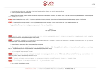 a) utilização de material removível, do tipo decks ou estruturas assemelhadas em madeira, sem estrutura de concreto ou laje;
b) cobertura com toldo plástico ou policarbonato.
Parágrafo Único. A utilização do recuo disposta no caput fica condicionada a permanência mínima de um metro de recuo a partir do alinhamento frontal e afastamento mínimo das divisas
laterais de 0,30 (trinta) centímetros.
Em terrenos sem vedação, as divisas e o alinhamento do logradouro público deverão ser demarcados com elementos que permitam a identificação de todos os seus limites.
É obrigatória a construção de vedação no alinhamento predial dos terrenos não edificados, no prazo de 90 (noventa) dias a partir da publicação desta Lei.
Parágrafo Único. O não cumprimento do disposto no caput sujeitará o infrator às multas aplicáveis.
Seção II
Das Cercas Energizadas
Para efeito desta lei, toda a cerca destinada a proteção de perímetro de imóveis e que seja dotada de corrente elétrica, é denominada "cerca energizada", podendo ainda ter as seguintes
denominações: cerca elétrica, eletrônica, eletrificada ou outras similares.
O interessado em instalar a cerca energizada deverá requerer a autorização para a instalação na Assessoria de Planejamento e Regulação Urbana, e deverá para este ato apresentar
requerimento padrão acompanhado dos seguintes documentos:
I - preenchimento de requerimento padrão fornecido pelo órgão competente;
II - declaração da empresa e/ou pessoa física executora do serviço atestando obediência à ABNT - Associação Brasileira de Normas Técnicas e às Normas Técnicas Internacionais editadas
pela IEC- International Eletrotechical Comission(e) e a NR-10 Norma Regulamentadora Setor Elétrico;
III - ART (Anotação de Responsabilidade Técnica); e
As empresas e pessoas físicas que se dediquem à instalação de cercas energizadas deverão fornecer ART (Anotação de Responsabilidade Técnica) cujo responsável técnico tenha
registro no Conselho Regional de Arquitetura e Agronomia - CREA.
A fiscalização de instalação de cercas energizadas será realizada pela municipalidade através da Assessoria de Planejamento e Regulação Urbana.
As cercas energizadas deverão utilizar corrente elétrica com as seguintes características técnicas:
I - tipo de corrente: intermitente ou pulsante;
Art. 181.
Art. 182.
Art. 183.
Art. 184.
Art. 185.
Art. 186.
Art. 187.
44/82
LeisMunicipais.com.br - Lei Complementar 136/2011 (http://leismunicipa.is/hejan) - 15/09/2023 10:51:12
 